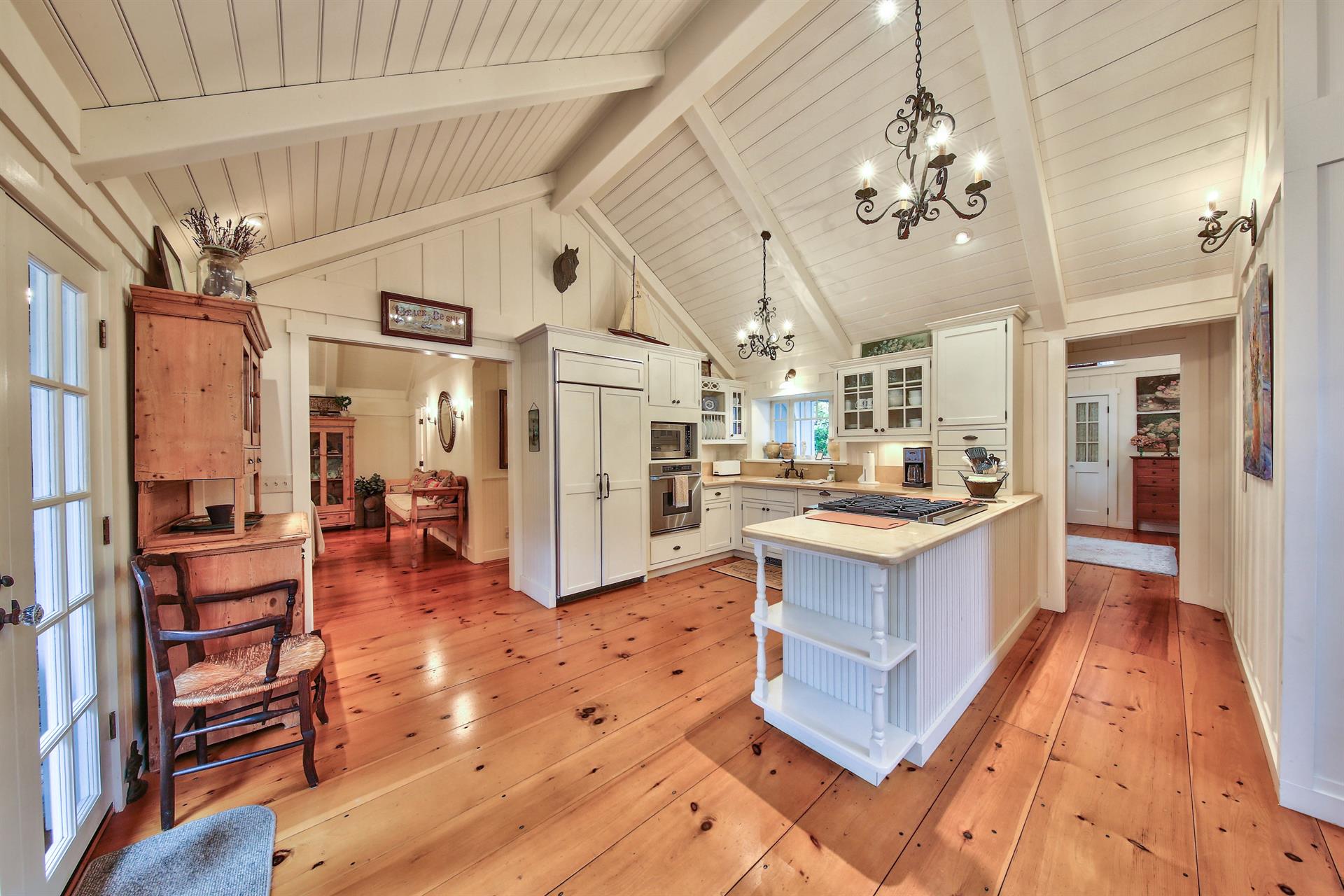 Beautiful, Fully Equipped Kitchen
