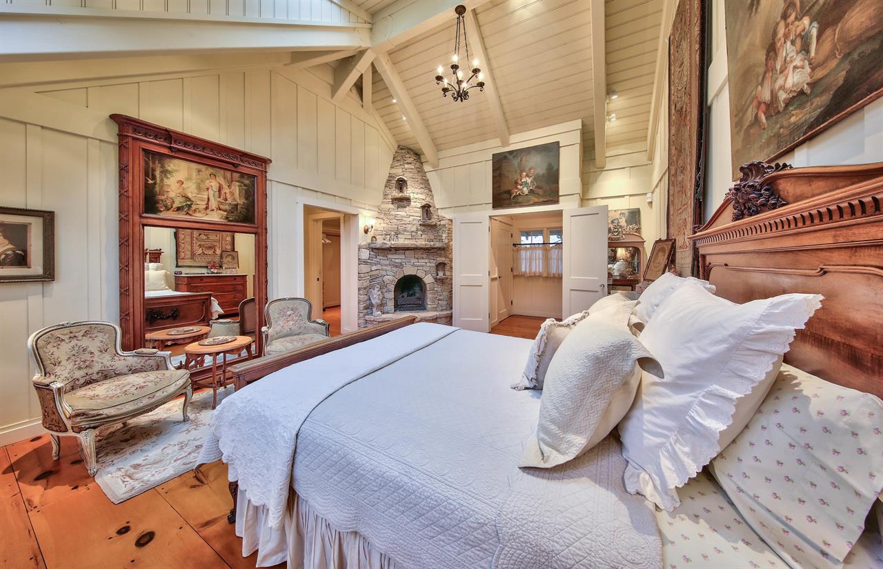 Bedroom 1, Queen Bed, Gas Fireplace, En Suite Bathroom