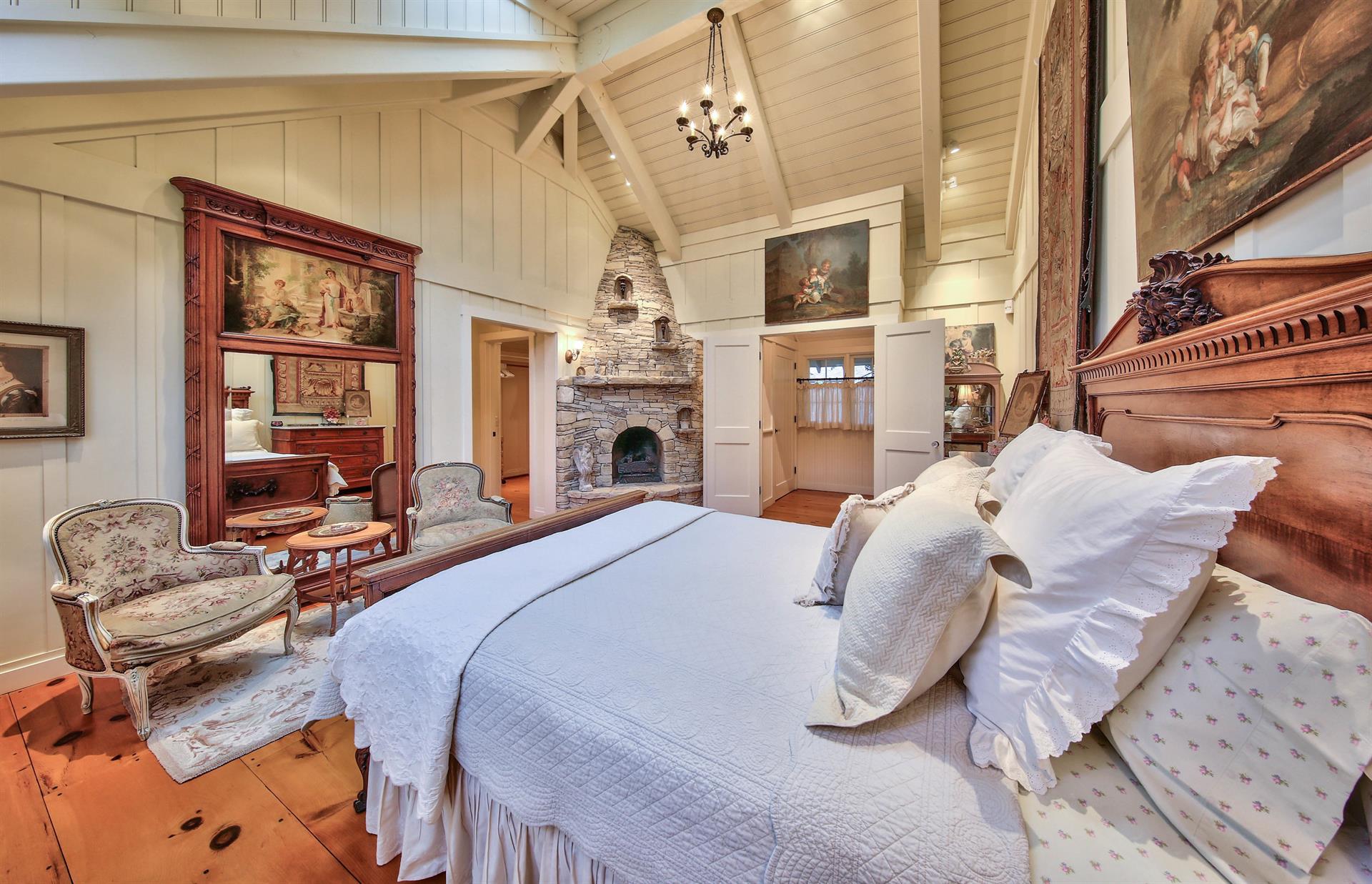 Bedroom 1, Queen Bed, Gas Fireplace, En Suite Bathroom