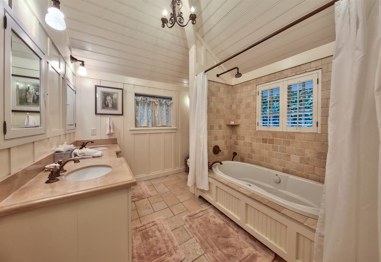 En Suite Bathroom 1, ShowerOverSoakingTub, Dual Sinks