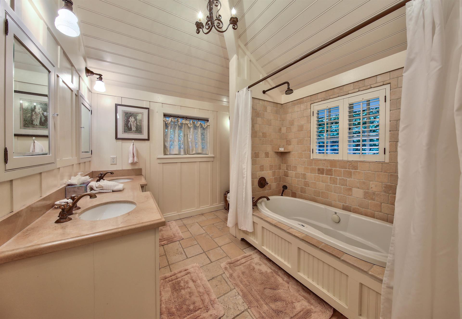 En Suite Bathroom 1, ShowerOverSoakingTub, Dual Sinks