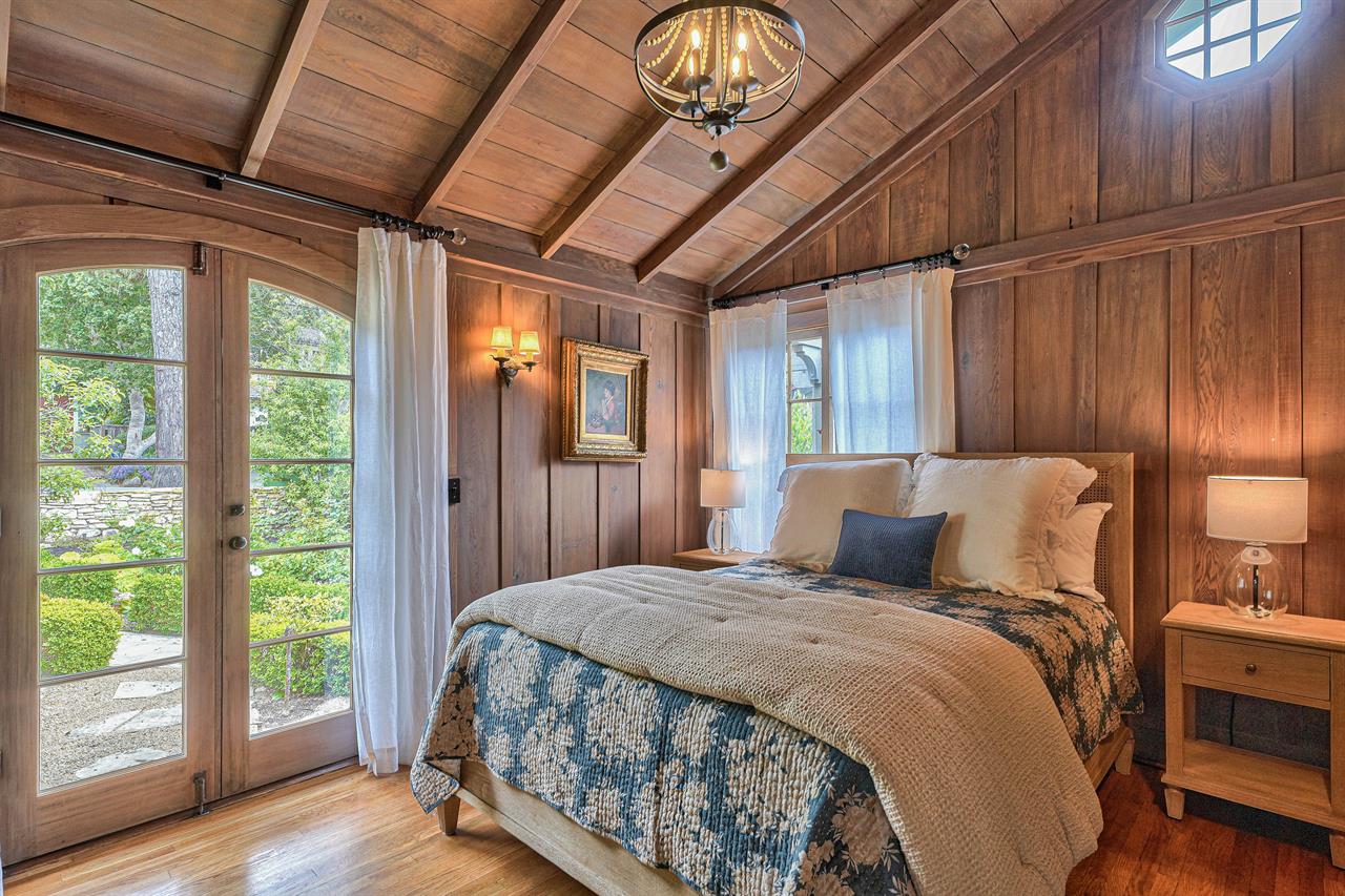 All the Comforts of Home in A Stunning Setting