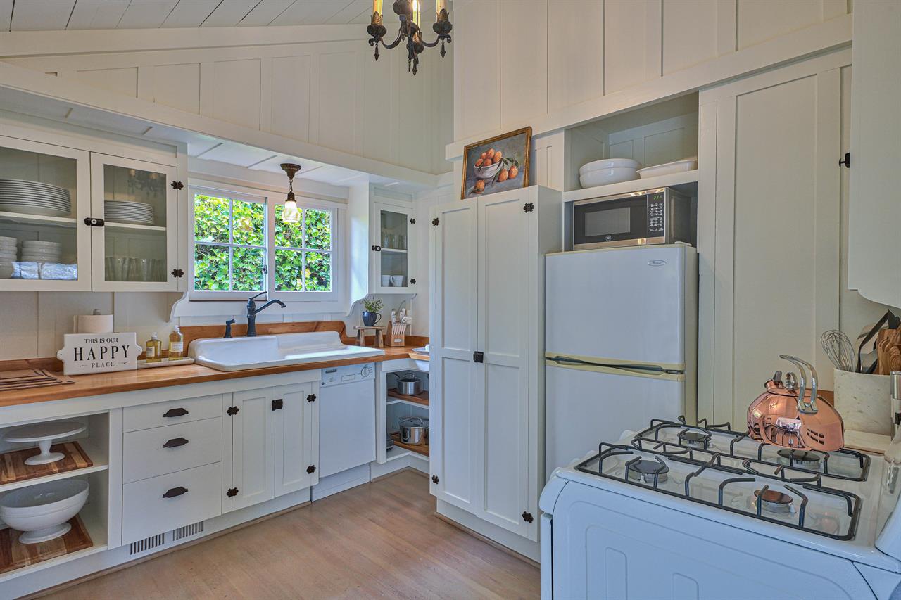 Efficient, Fully Equipped Kitchen with Gas Stove, Farm Sink