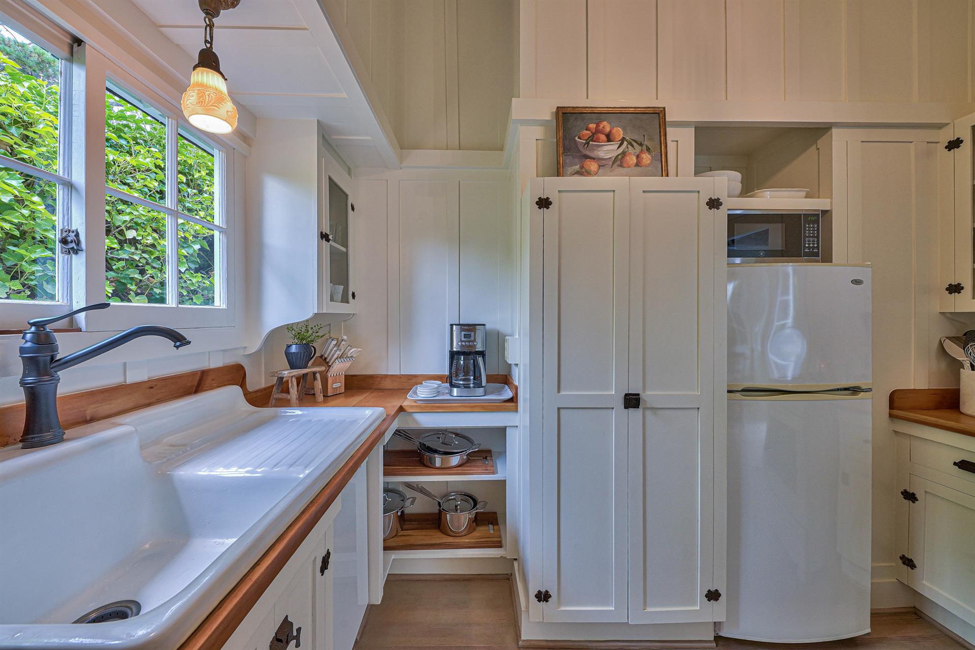 Efficient, Fully Equipped Kitchen with Gas Stove, Farm Sink