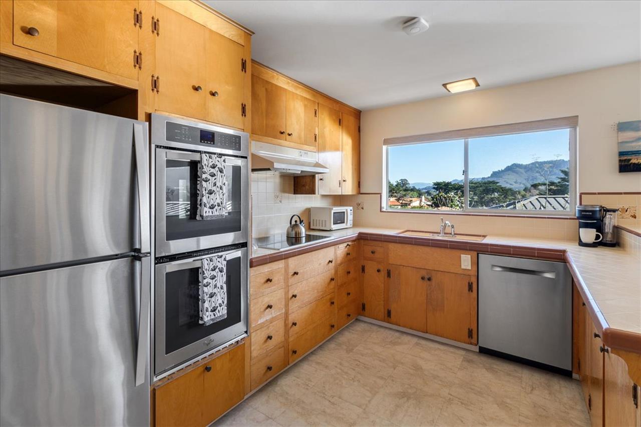 Fully Equipped Kitchen, Stainless Steel Appliances, Wall Ovens