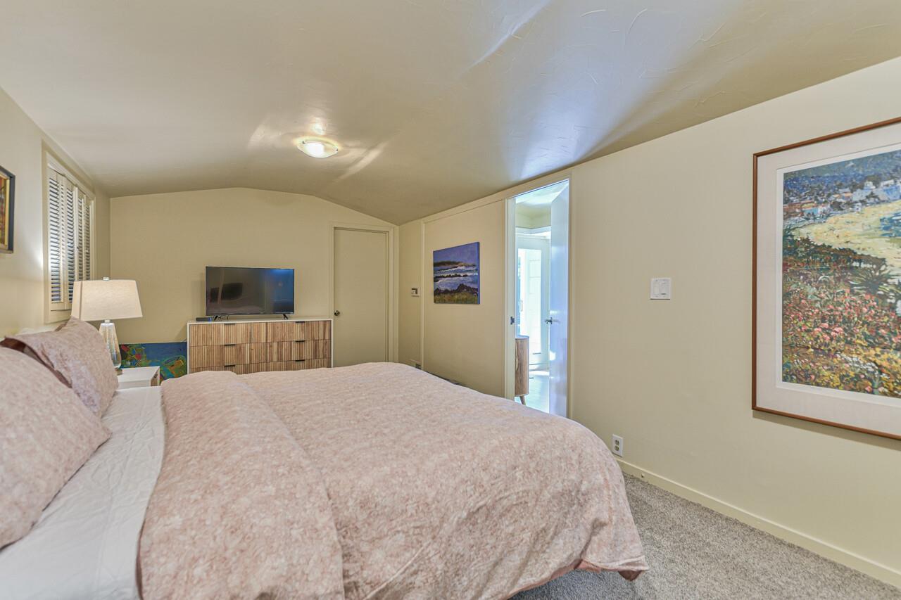 Bedroom 1, King Bed, TV, En Suite Bathroom