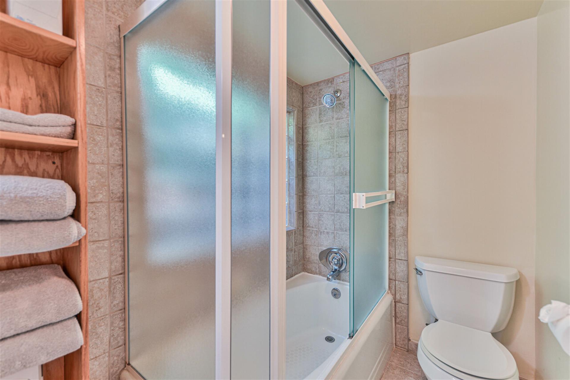 En Suite Bathroom with ShowerOverTub with Tile Surround