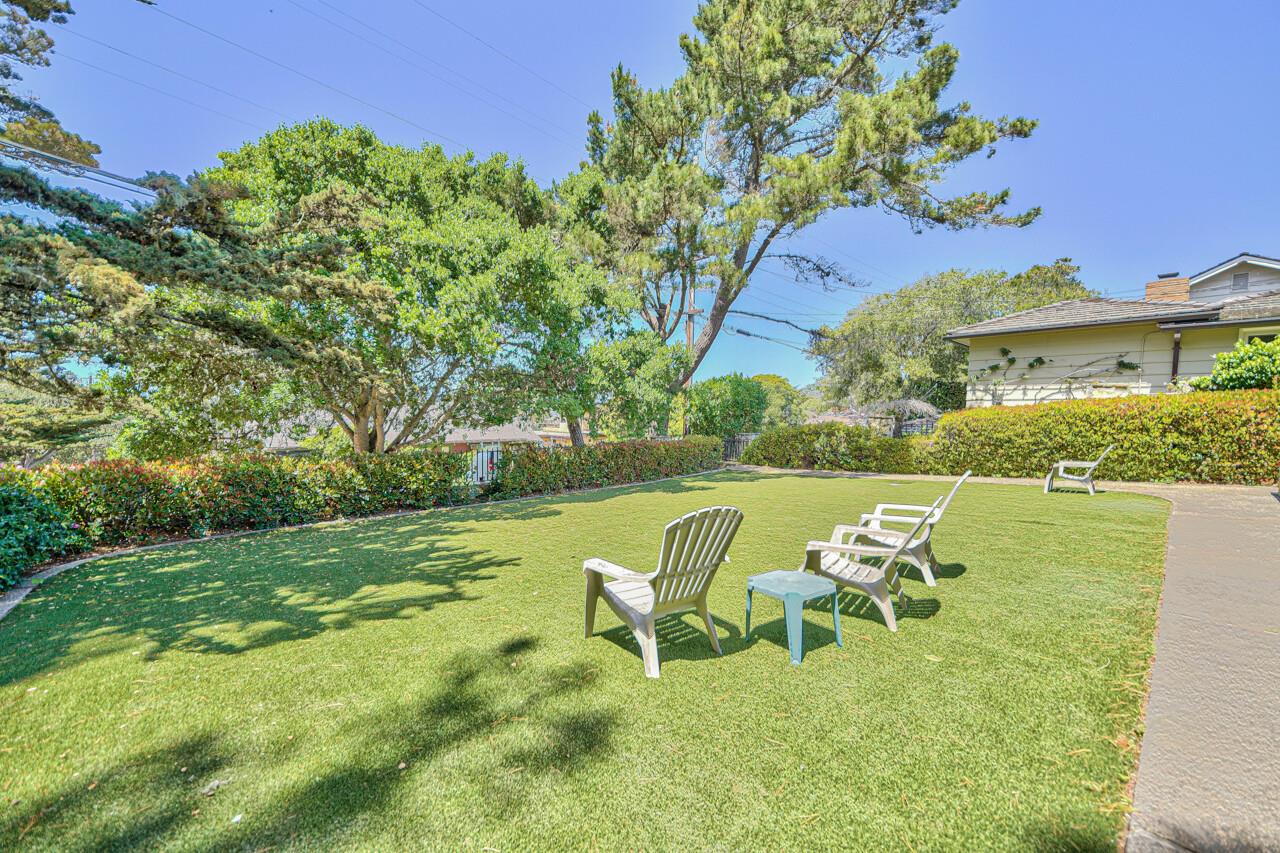 Large, Enclosed Garden. Just A Short Stroll to the Beach