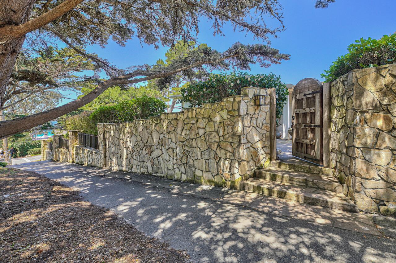 Easy Access to Beach and Downtown Shops and Restaurants