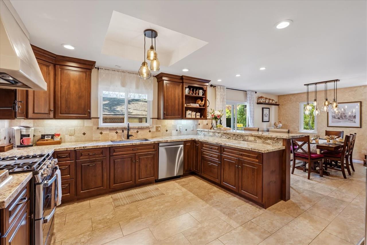 FullyEquipped Kitchen, Stainless Steel Appliances