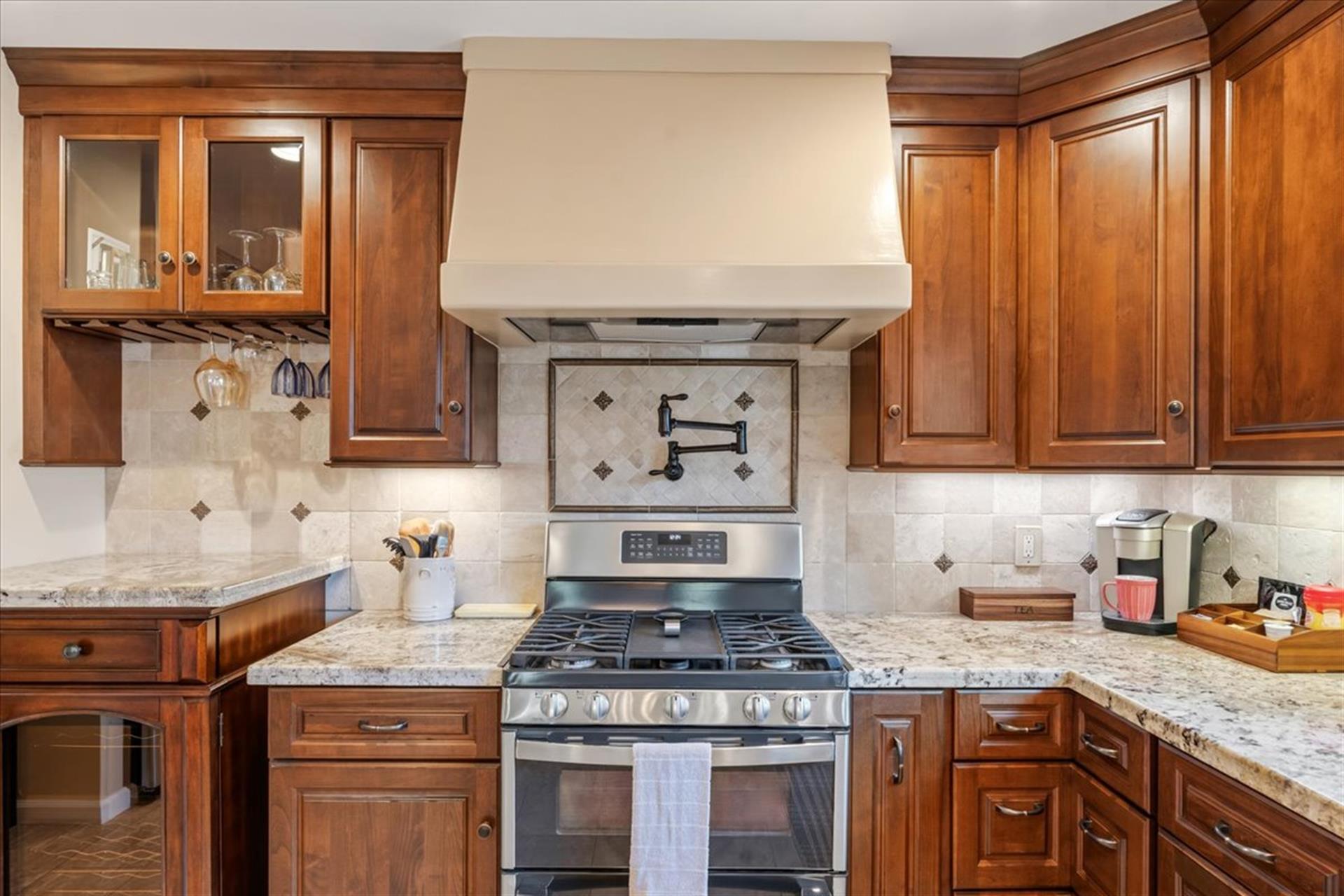 Fully Equipped Kitchen, Stainless Steel Appliances and Gas Stove