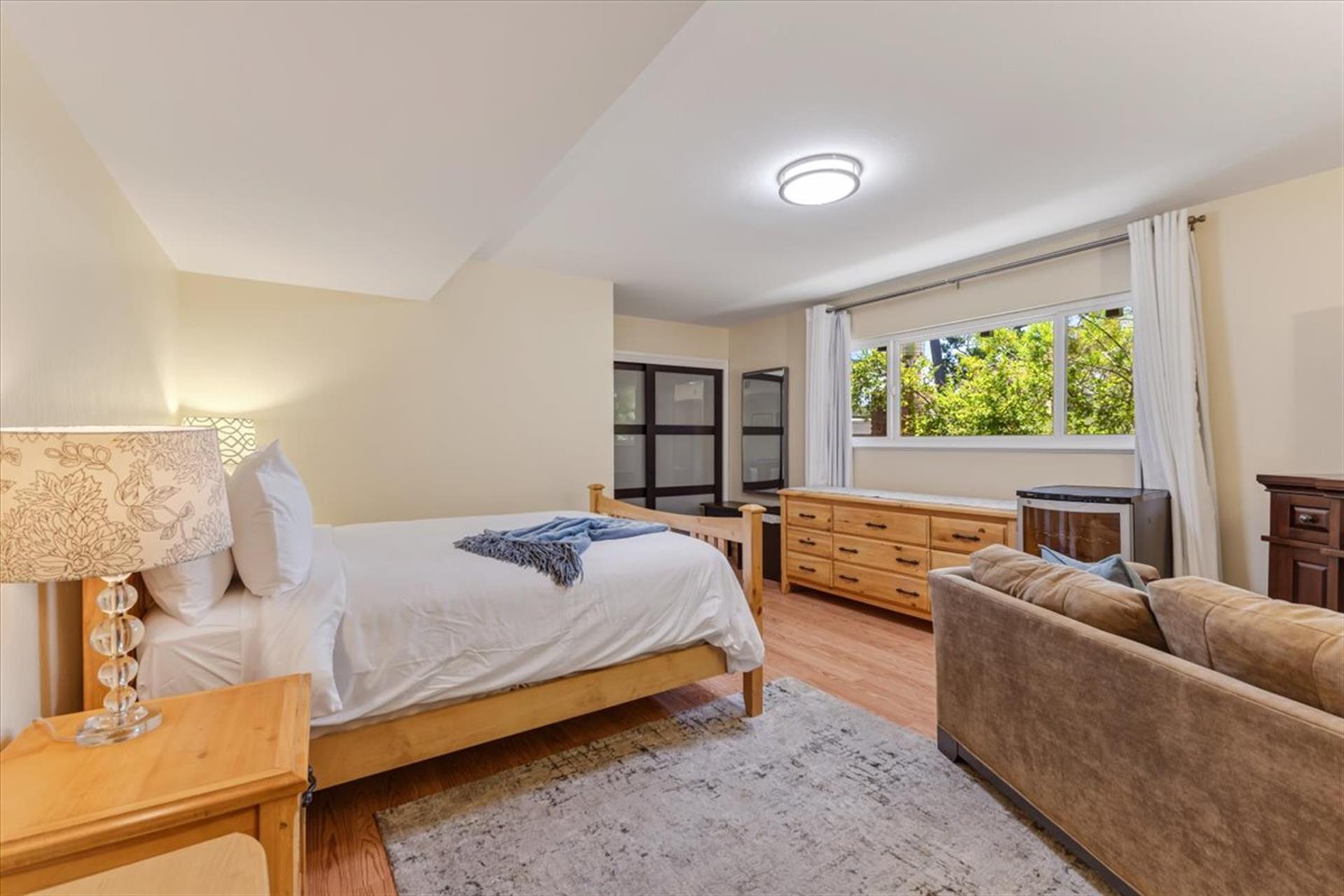 Bedroom 2, Queen Bed, TV and Seating Area