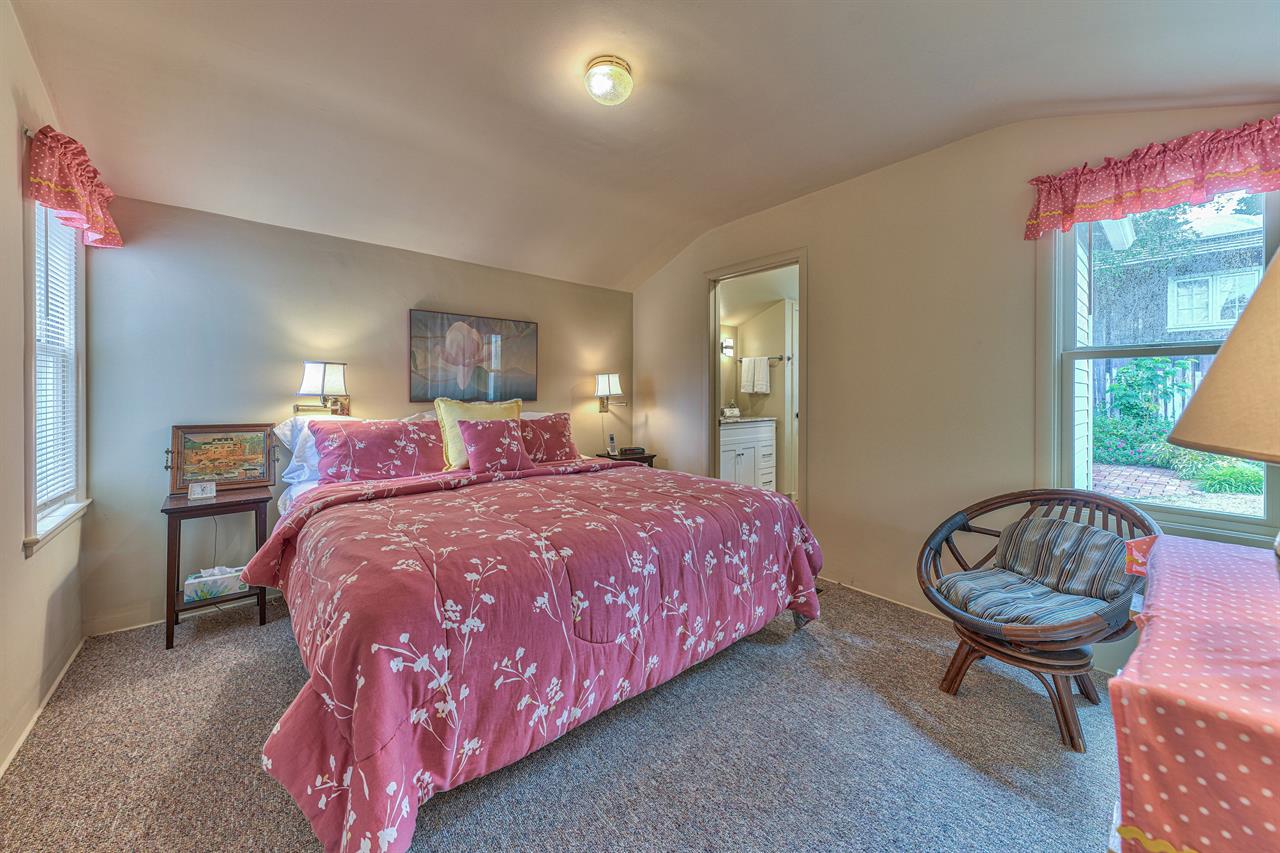 Bedroom 1, King Bed, En Suite Bathroom
