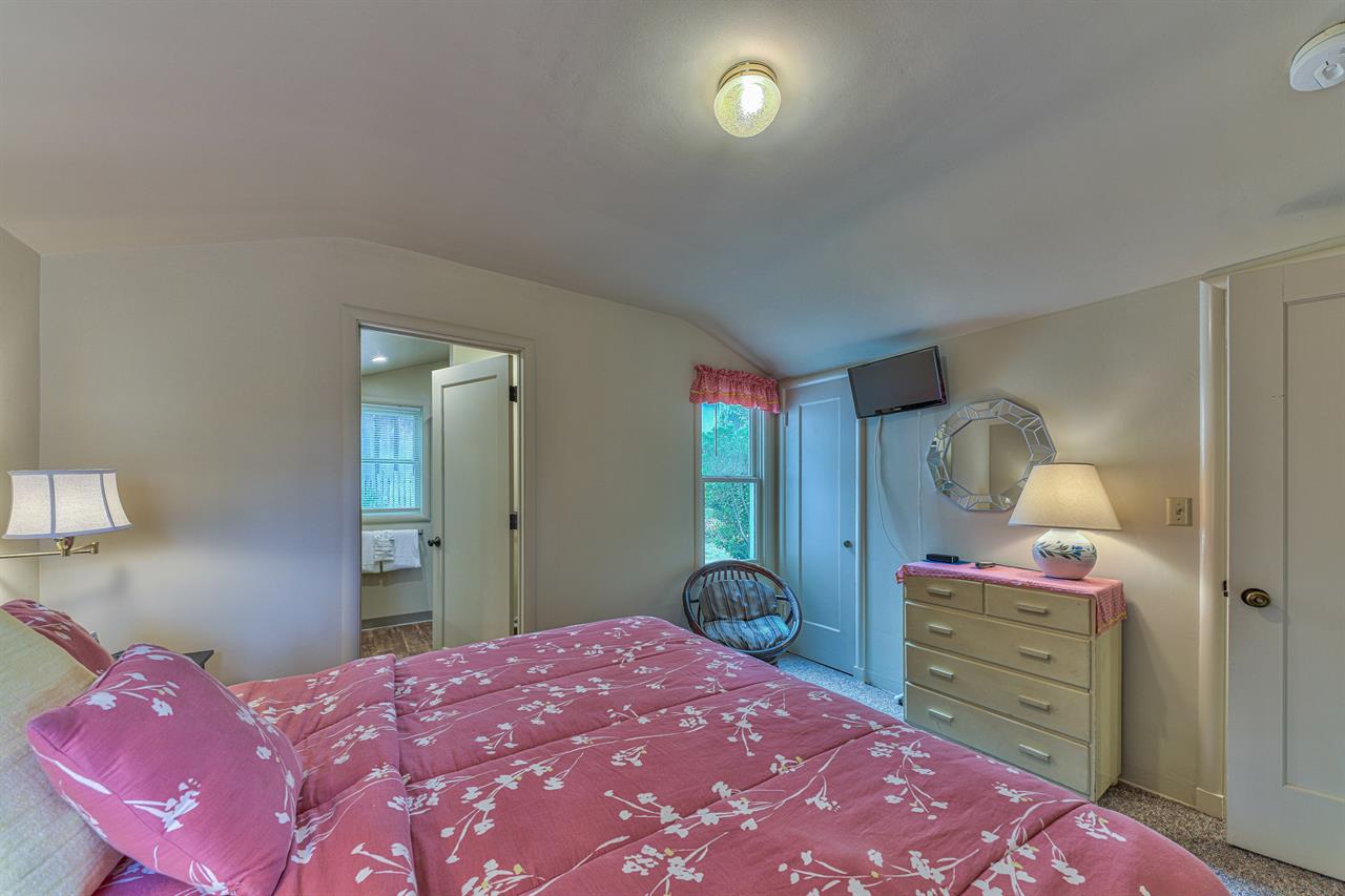 Bedroom 1, King Bed, En Suite Bathroom