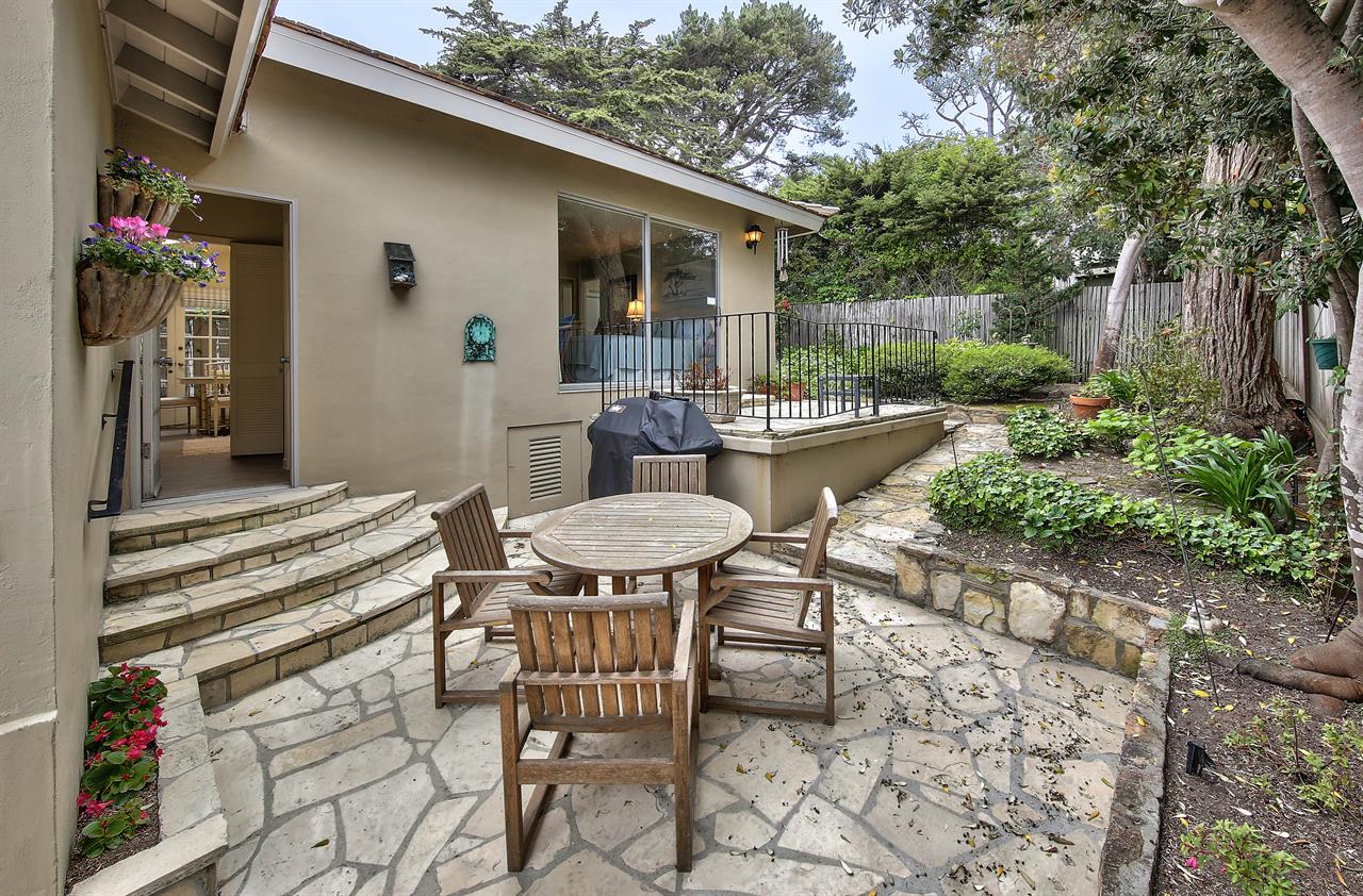SemiProtected Side Patio with Dining Area, Gas BBQ Grill