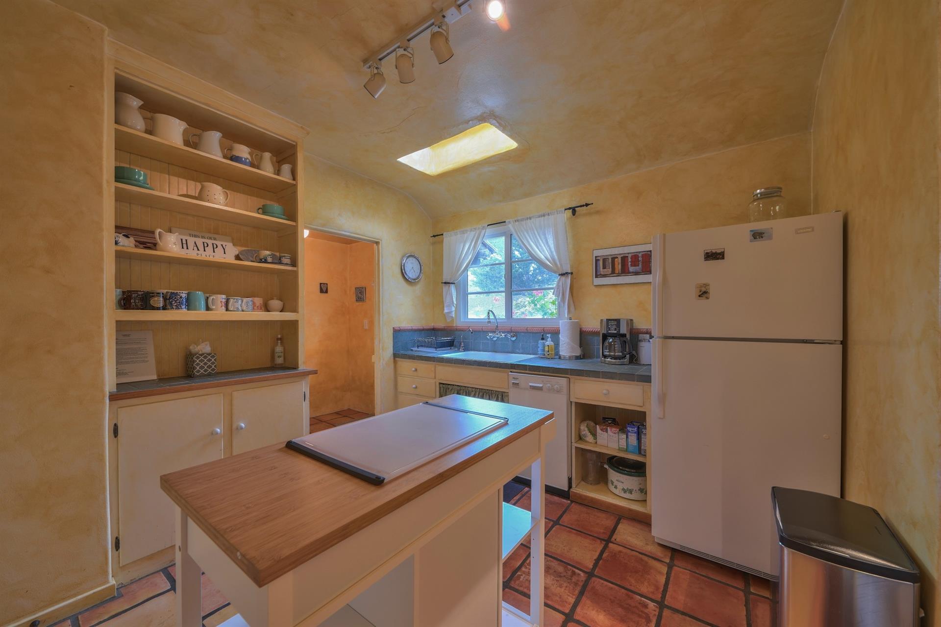 Sunny, FullyEquipped Kitchen