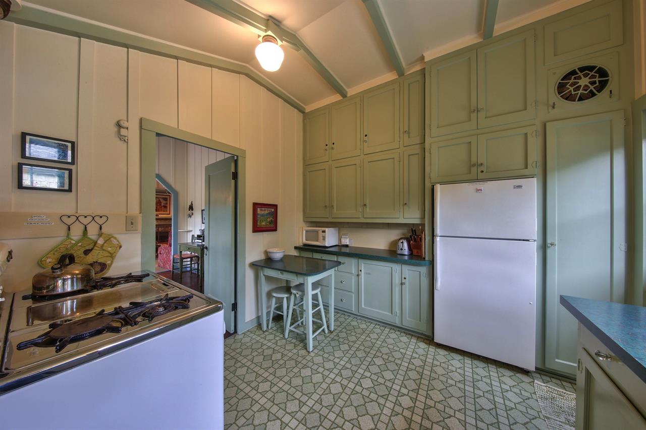 Charming, FullyEquipped Kitchen
