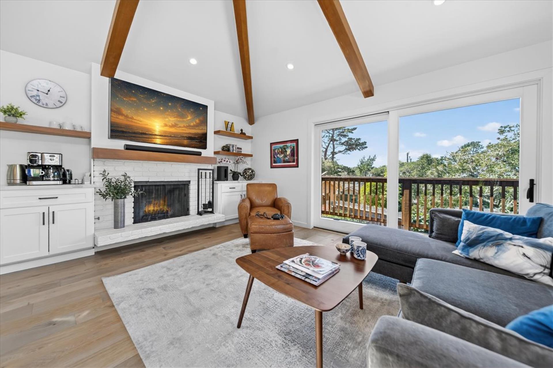 Comfortable Lounge and Kitchen Counter Seating Options