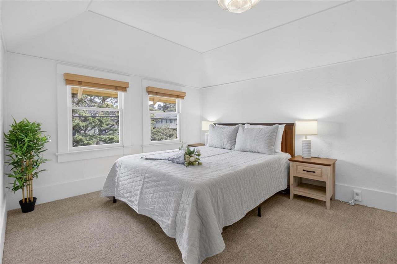 Bedroom 1, Queen Bed, Upstairs