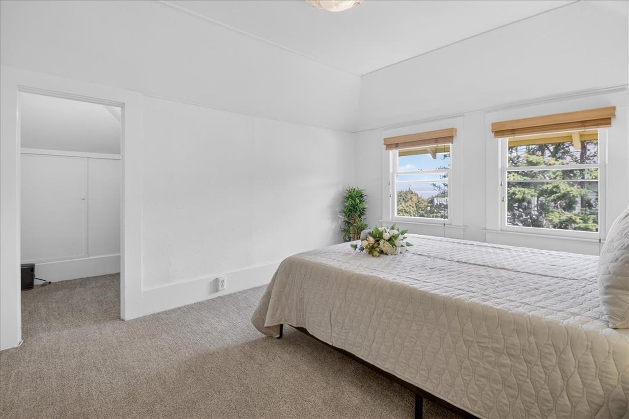 Bedroom 1, Queen Bed, Upstairs