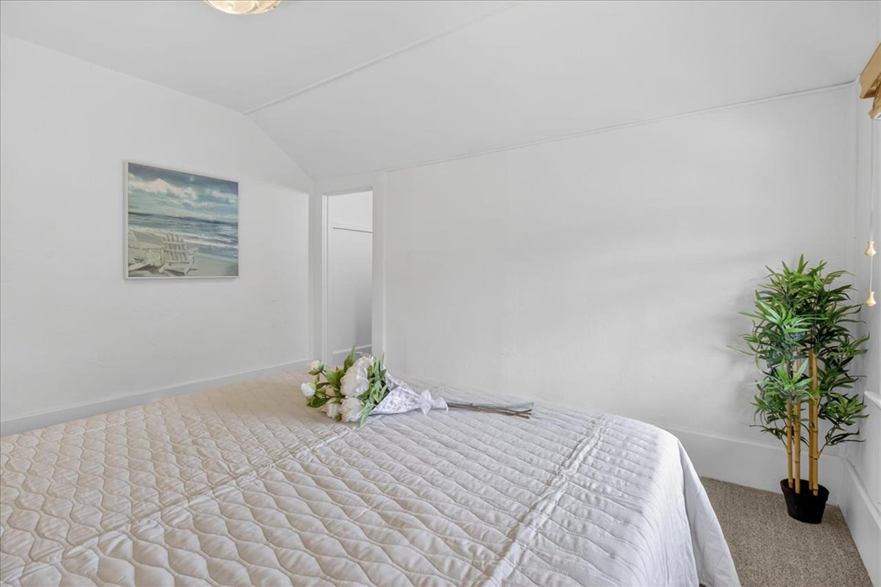 Bedroom 1, Queen Bed, Upstairs