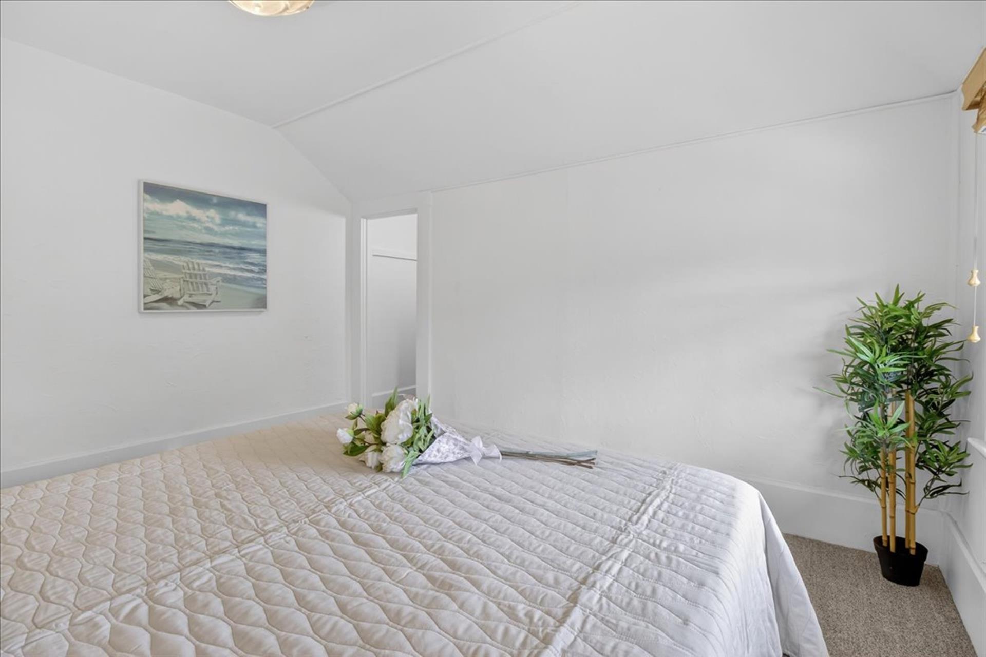 Bedroom 1, Queen Bed, Upstairs