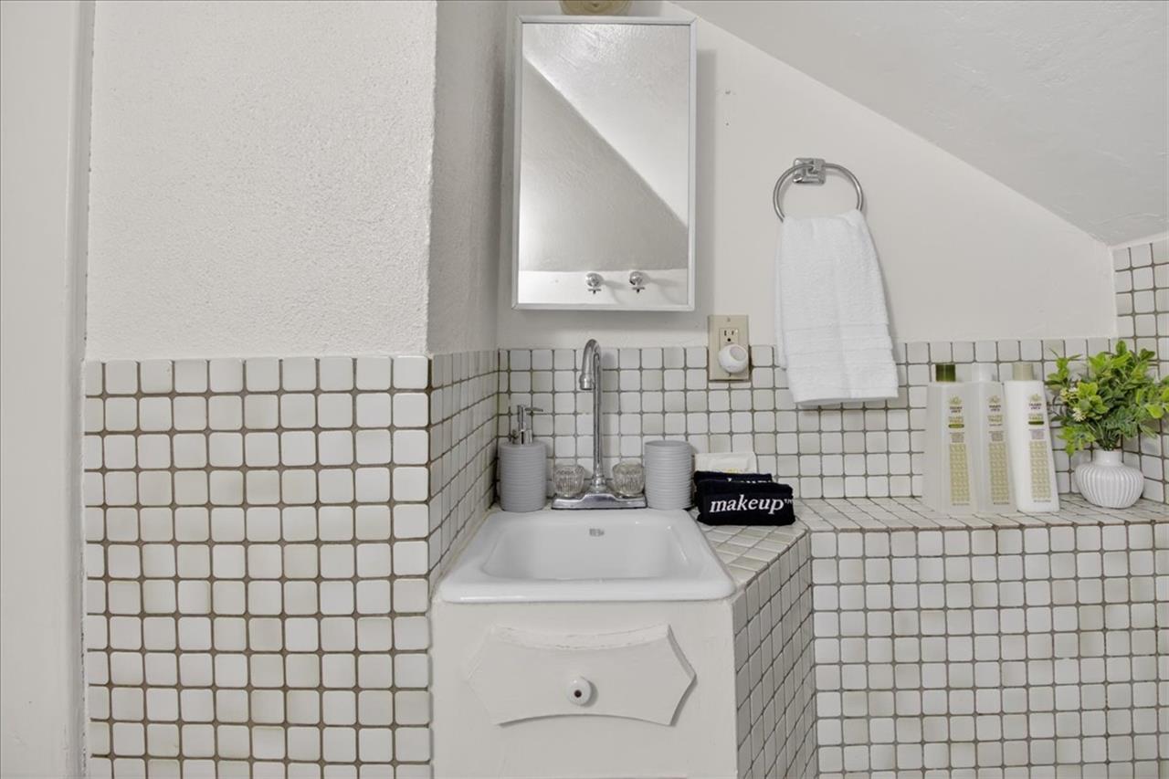 Upstairs Bathroom, Bathtub with Handheld Shower Wand