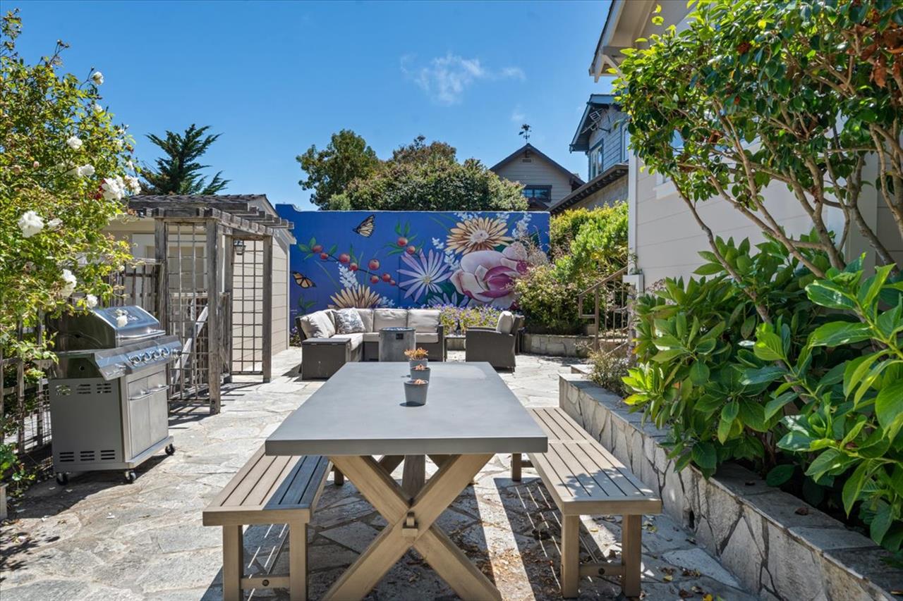 Front Patio  Dining Area, Gas BBQ, Lounge Area with Fire Pit