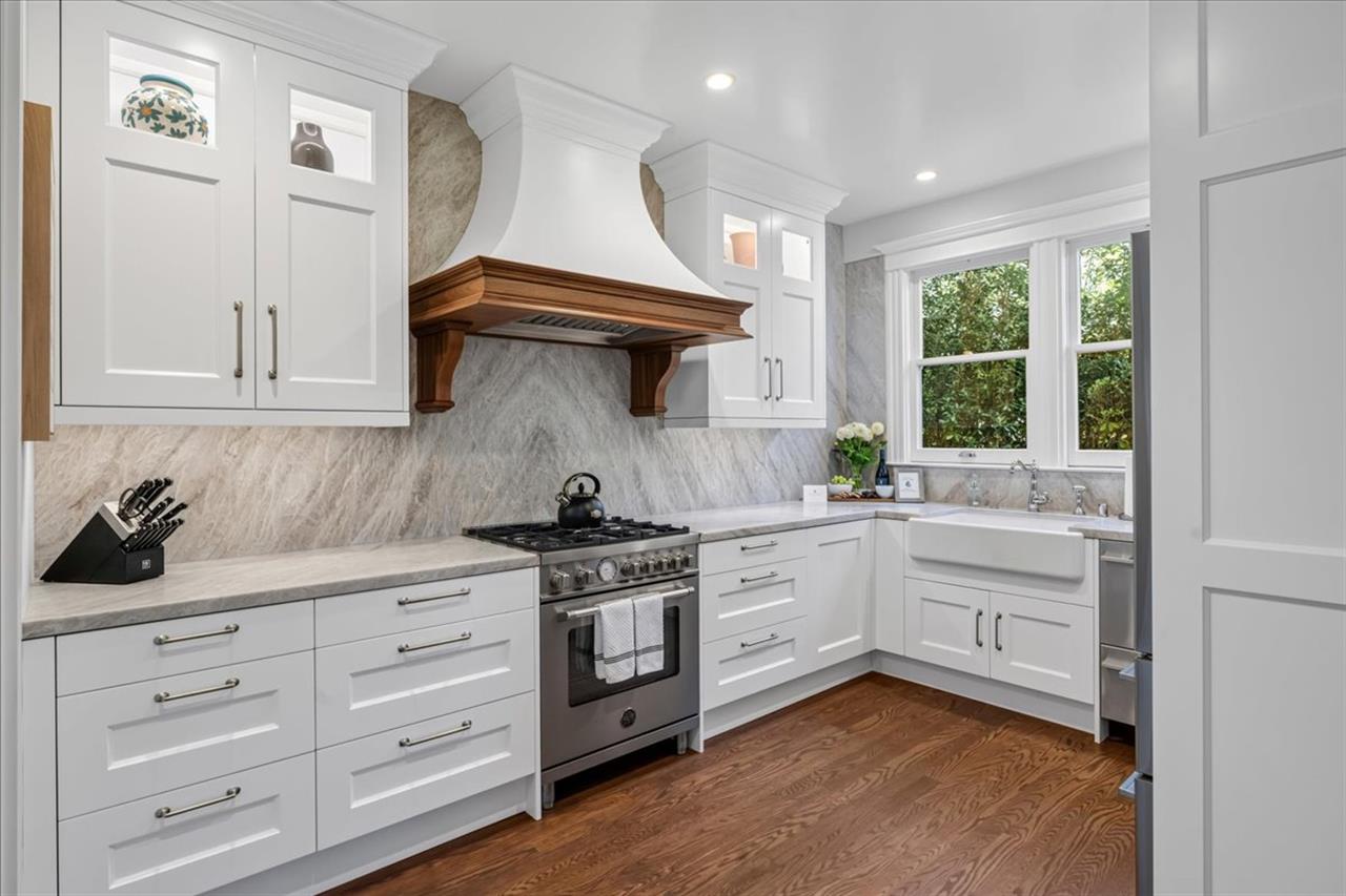 Fully Equipped Kitchen  Very HighEnd Finishes