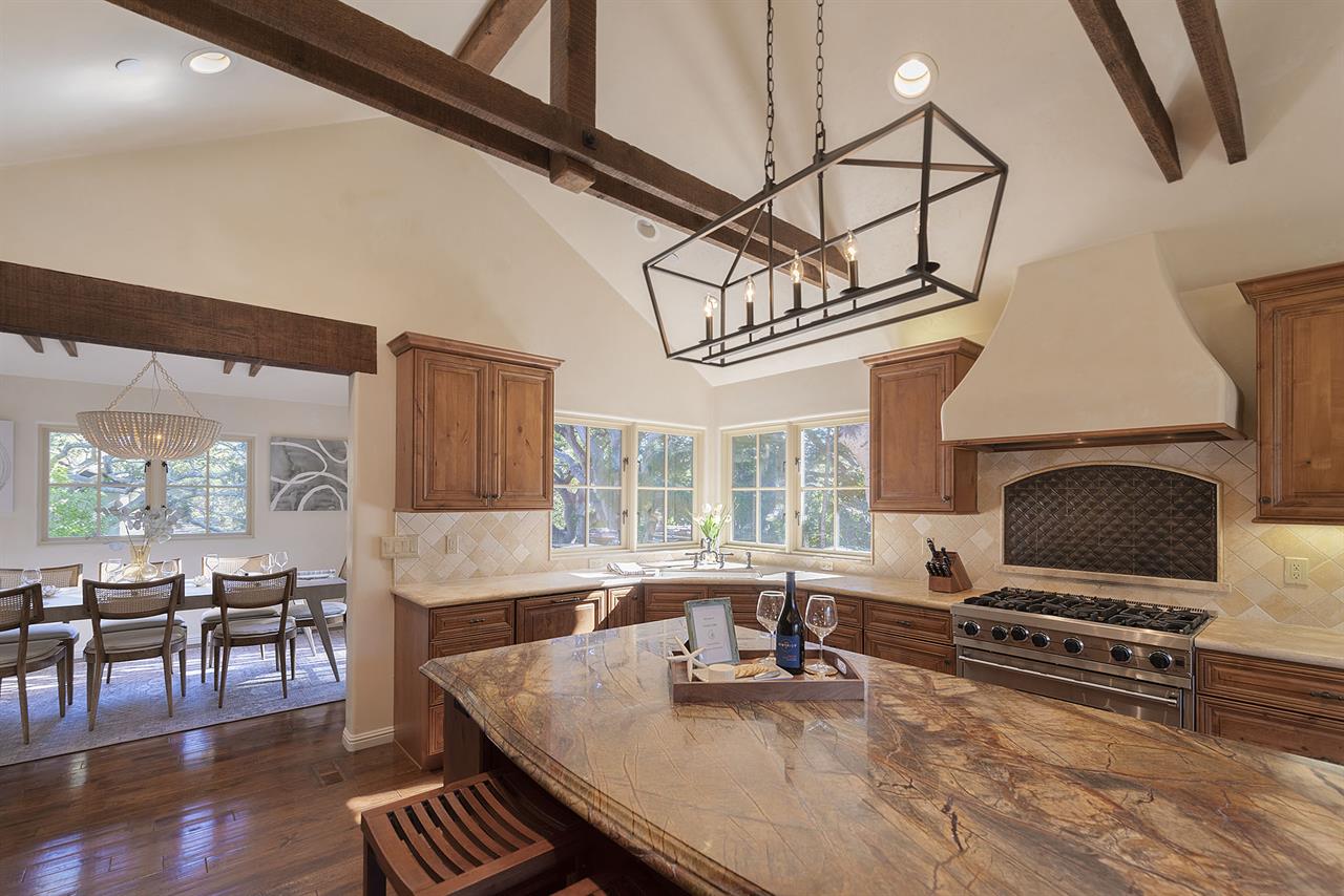 Fully Equipped Gourmet Kitchen