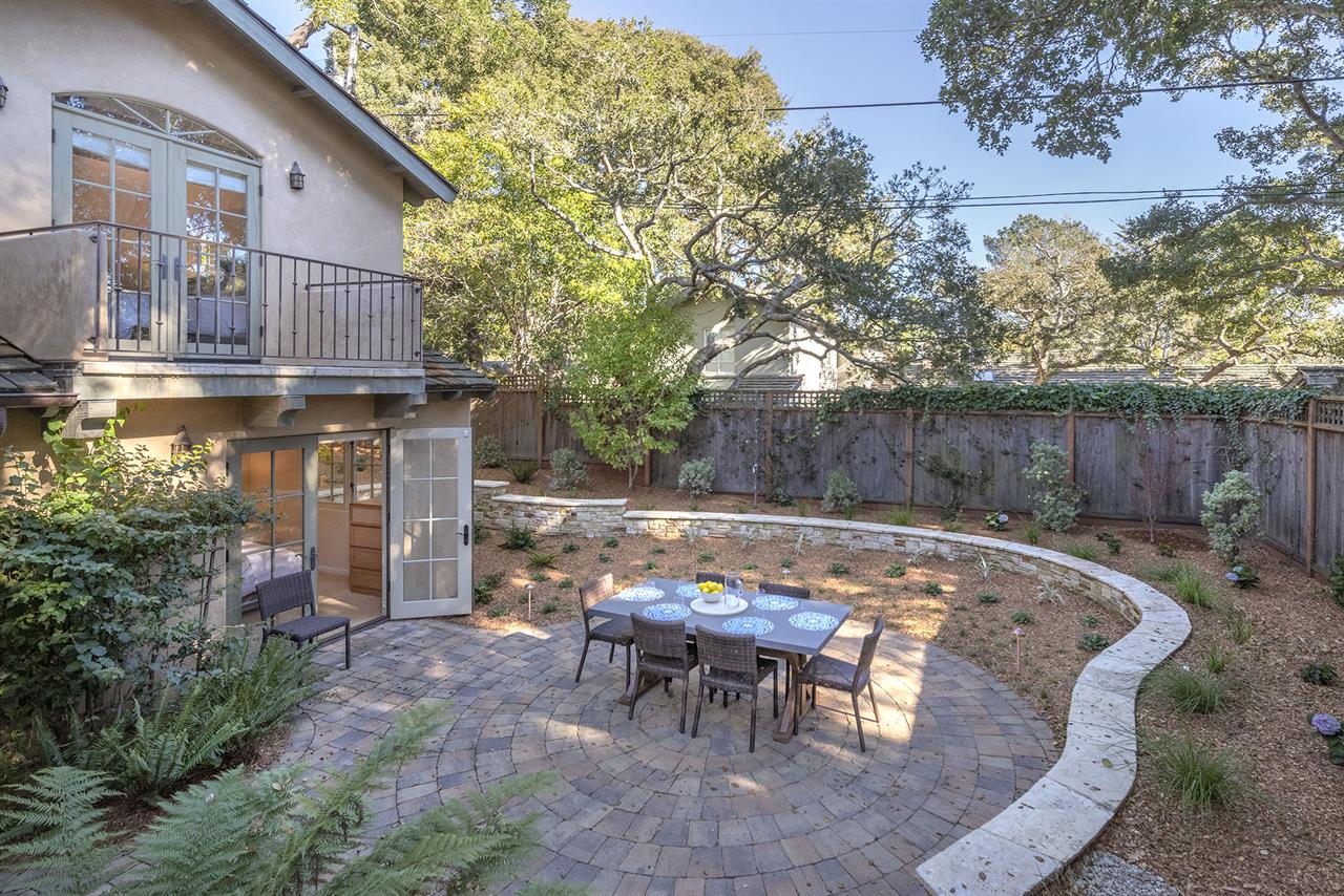 Backyard with Dining for 6 Guests