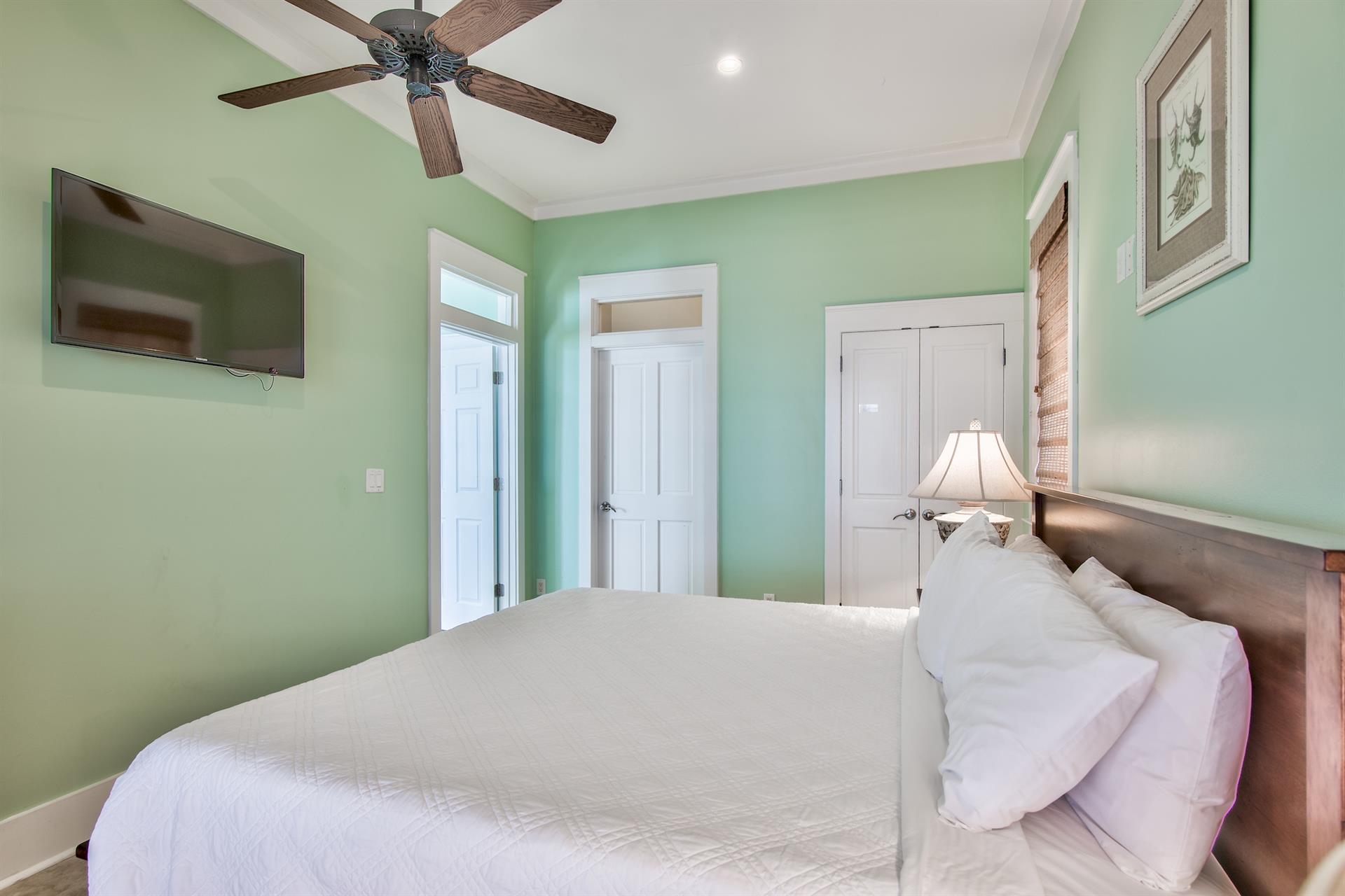 1st Floor King Bedroom w Private Full Bath