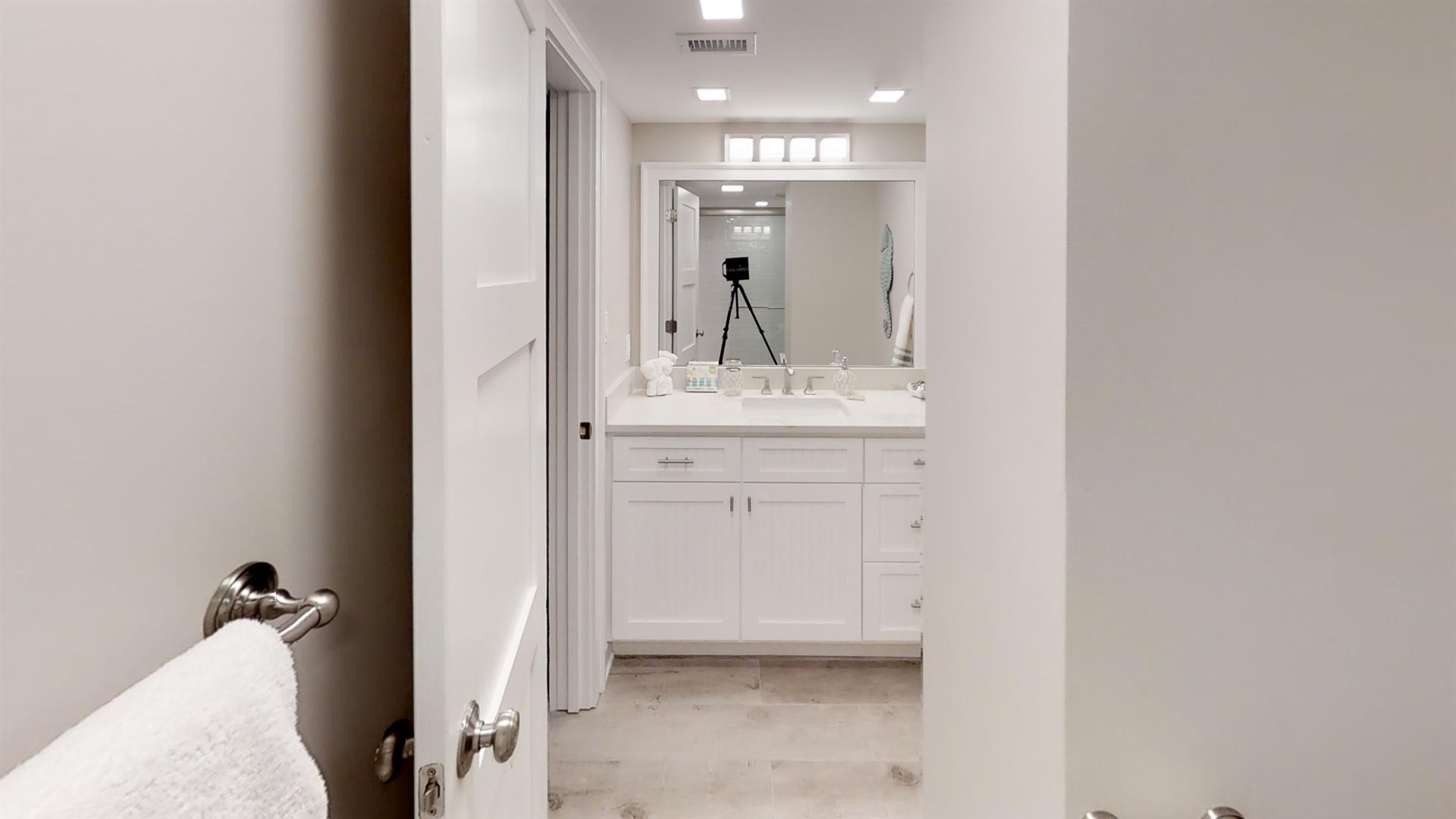 q3tqCJTkdVo  Bathroom1