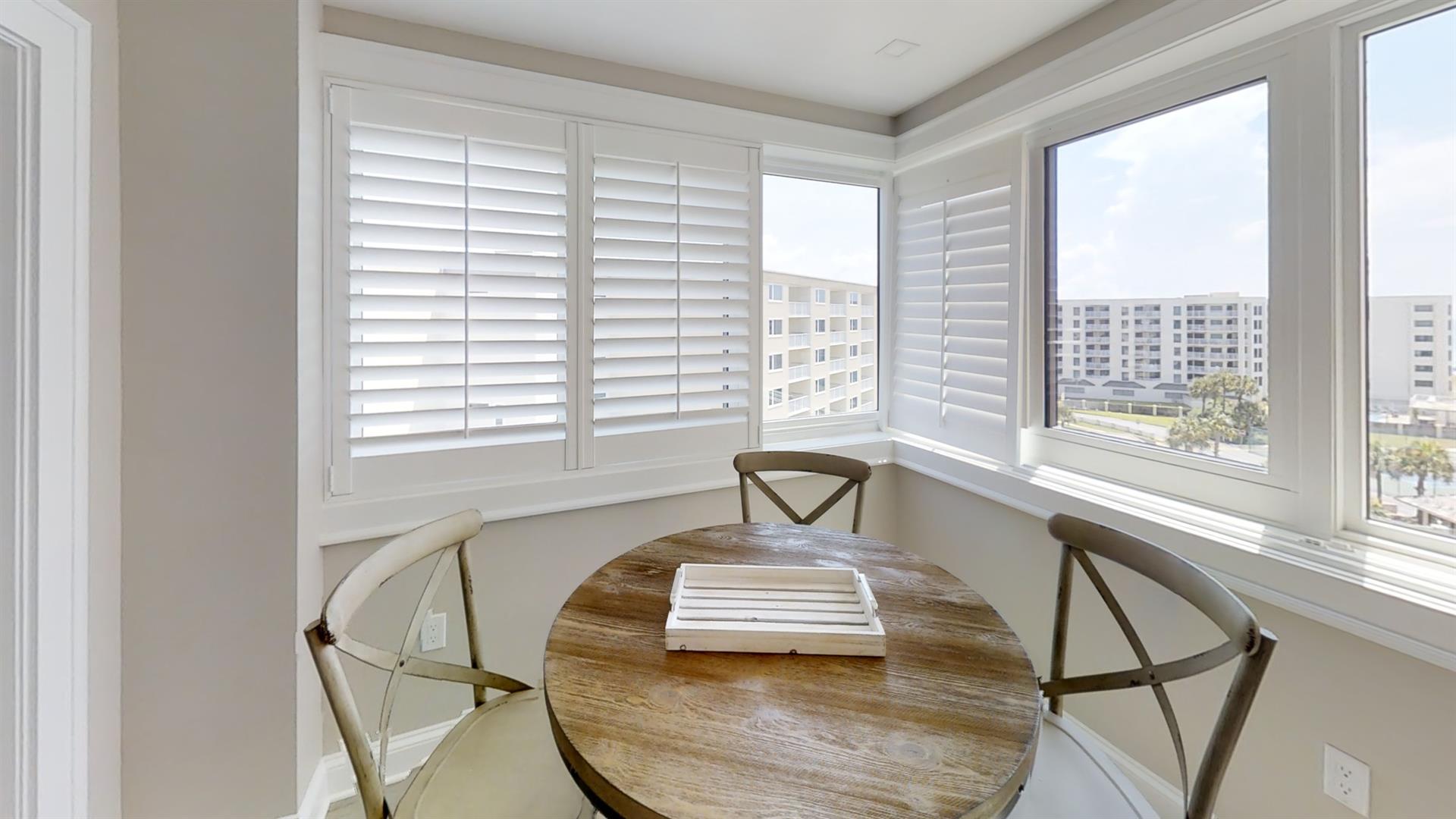 q3tqCJTkdVo  Dining1