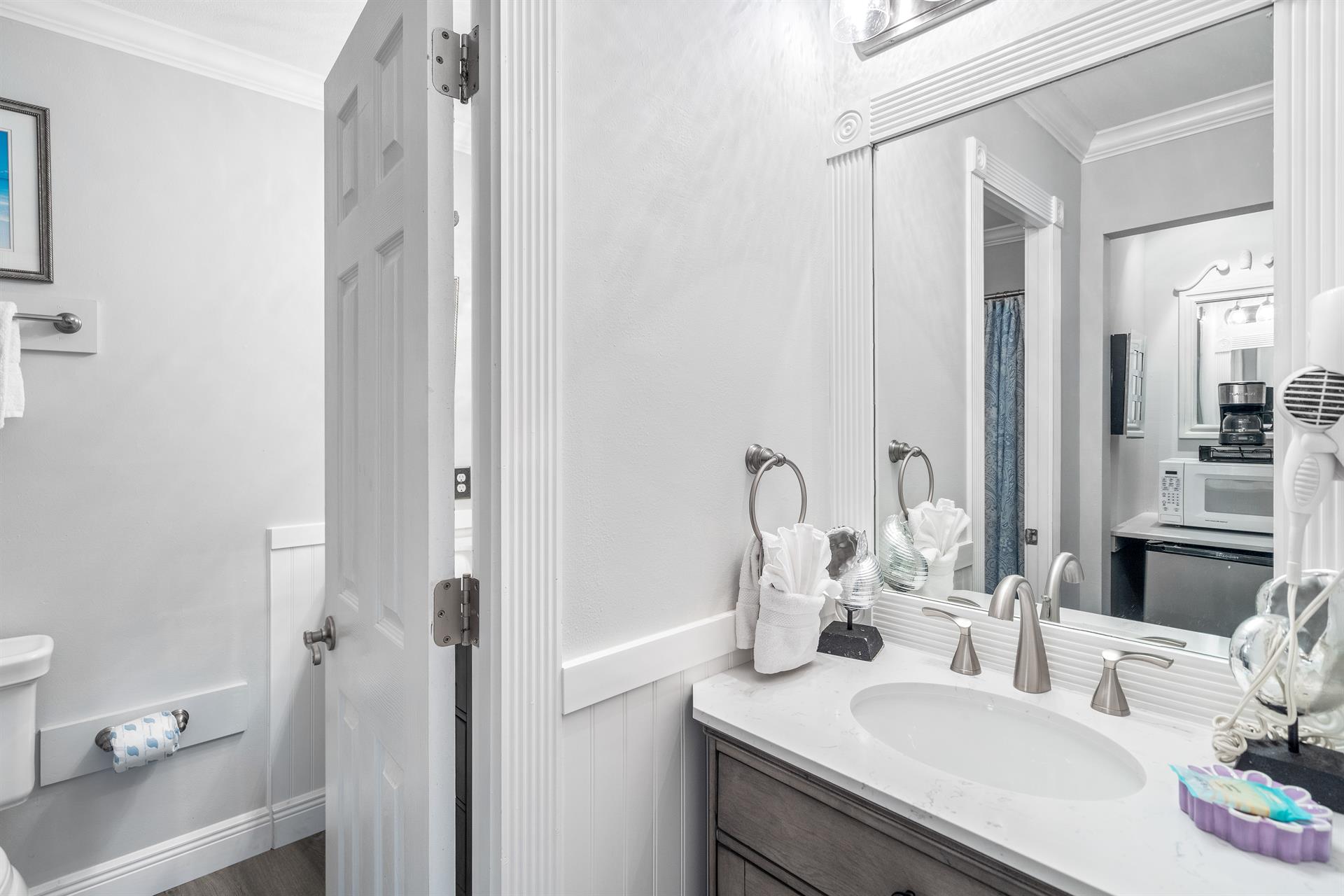 Ensuite bathroom for king bedroom 3