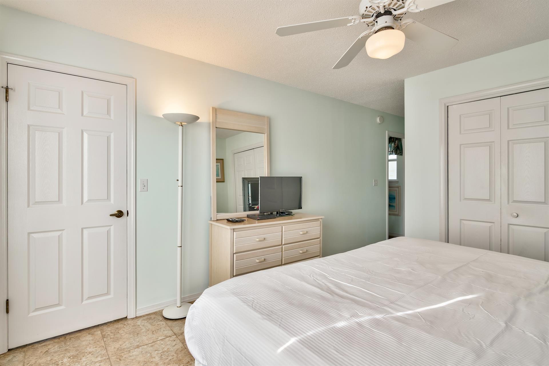 2nd Floor King Bedroom w Private Bathroom