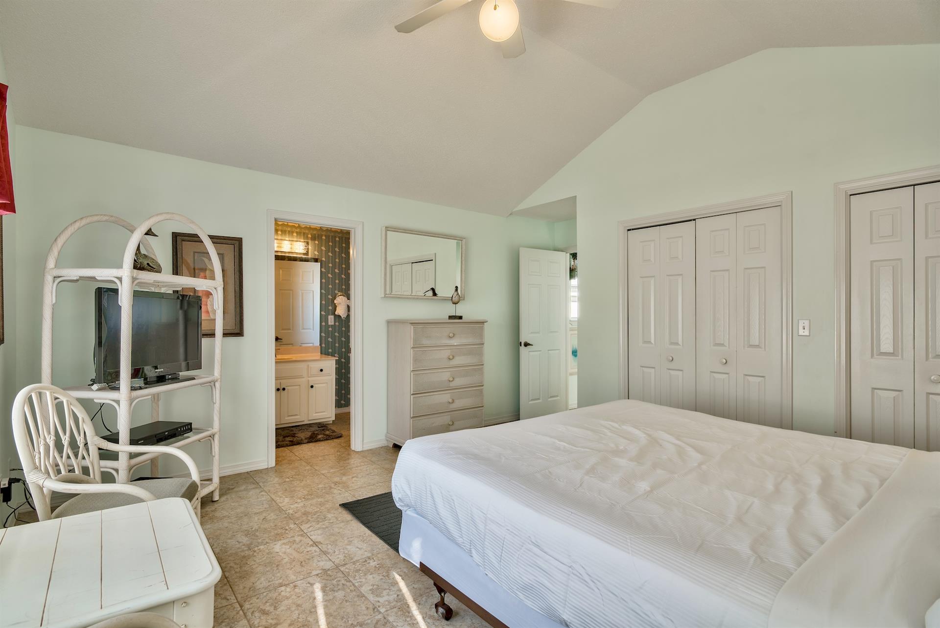 King Master Bedroom, Private Bathroom, Balcony Access