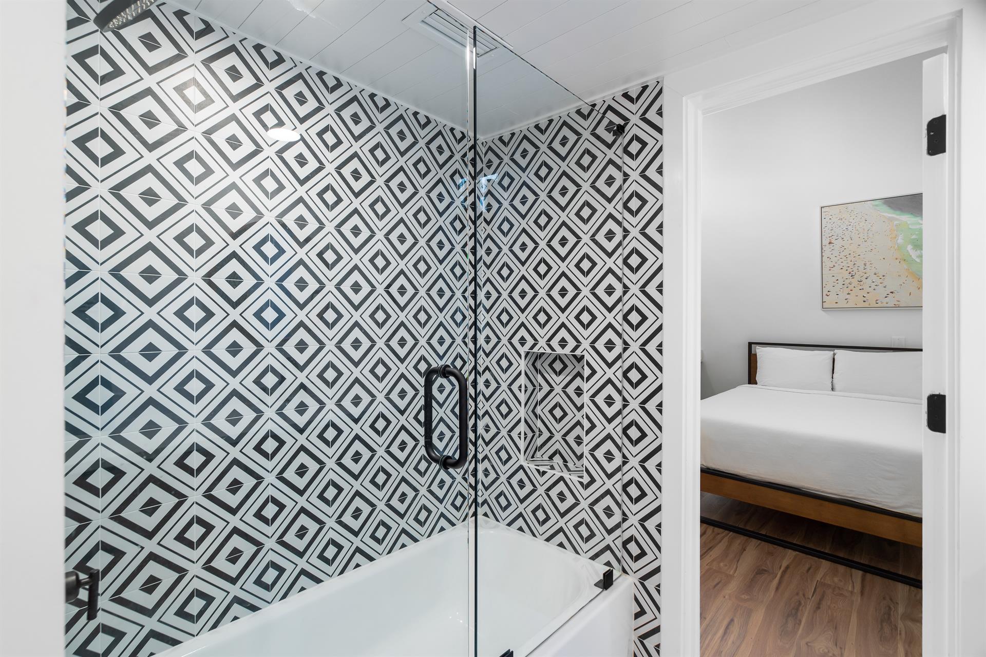 Double queen bedroom showertub combination