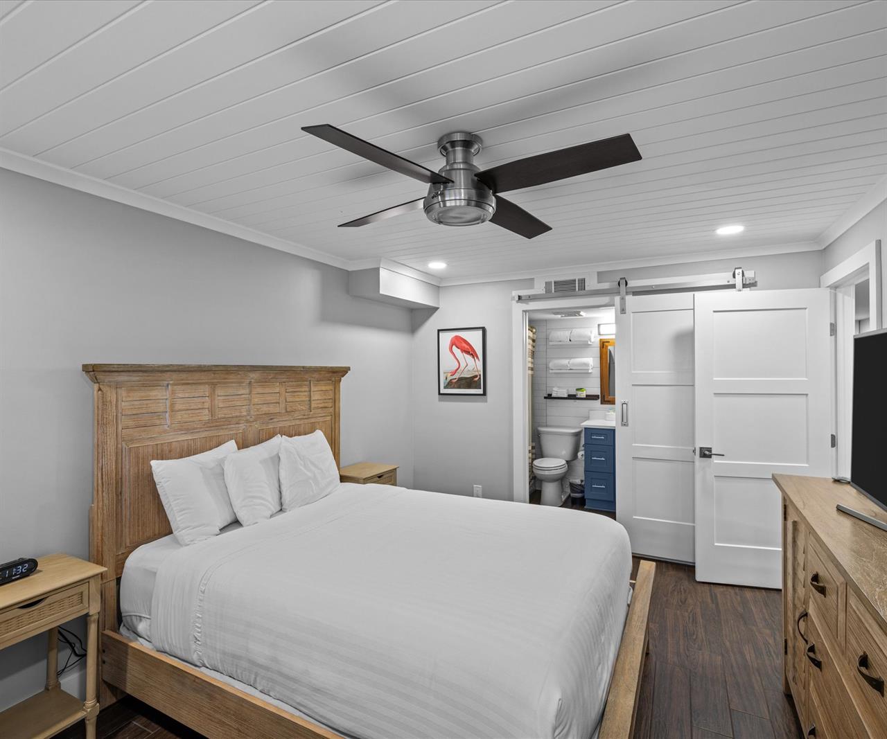 HSRC 109 Bedroom With King Bed And En suite