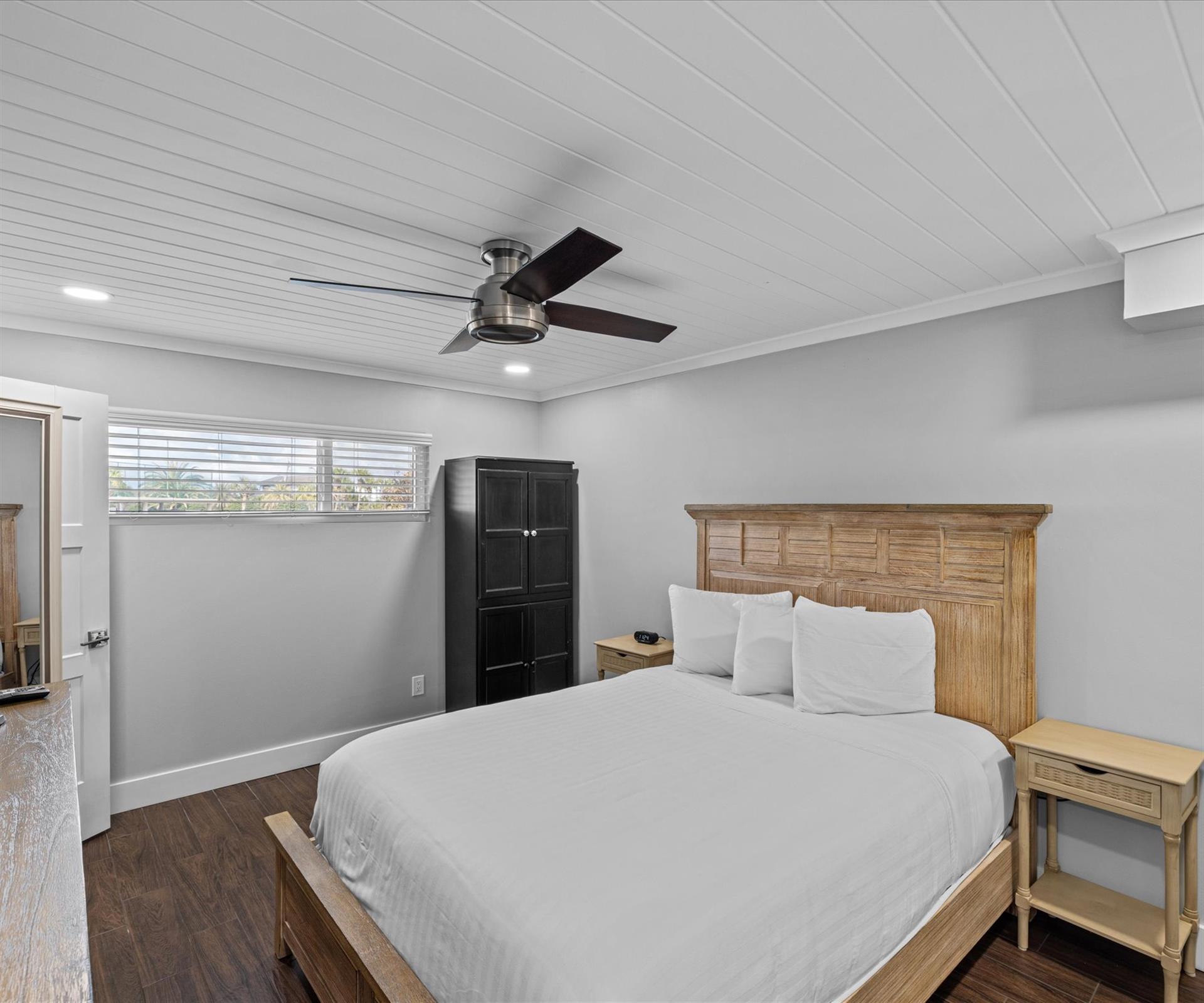 HSRC 109 Bedroom With Queen Bed