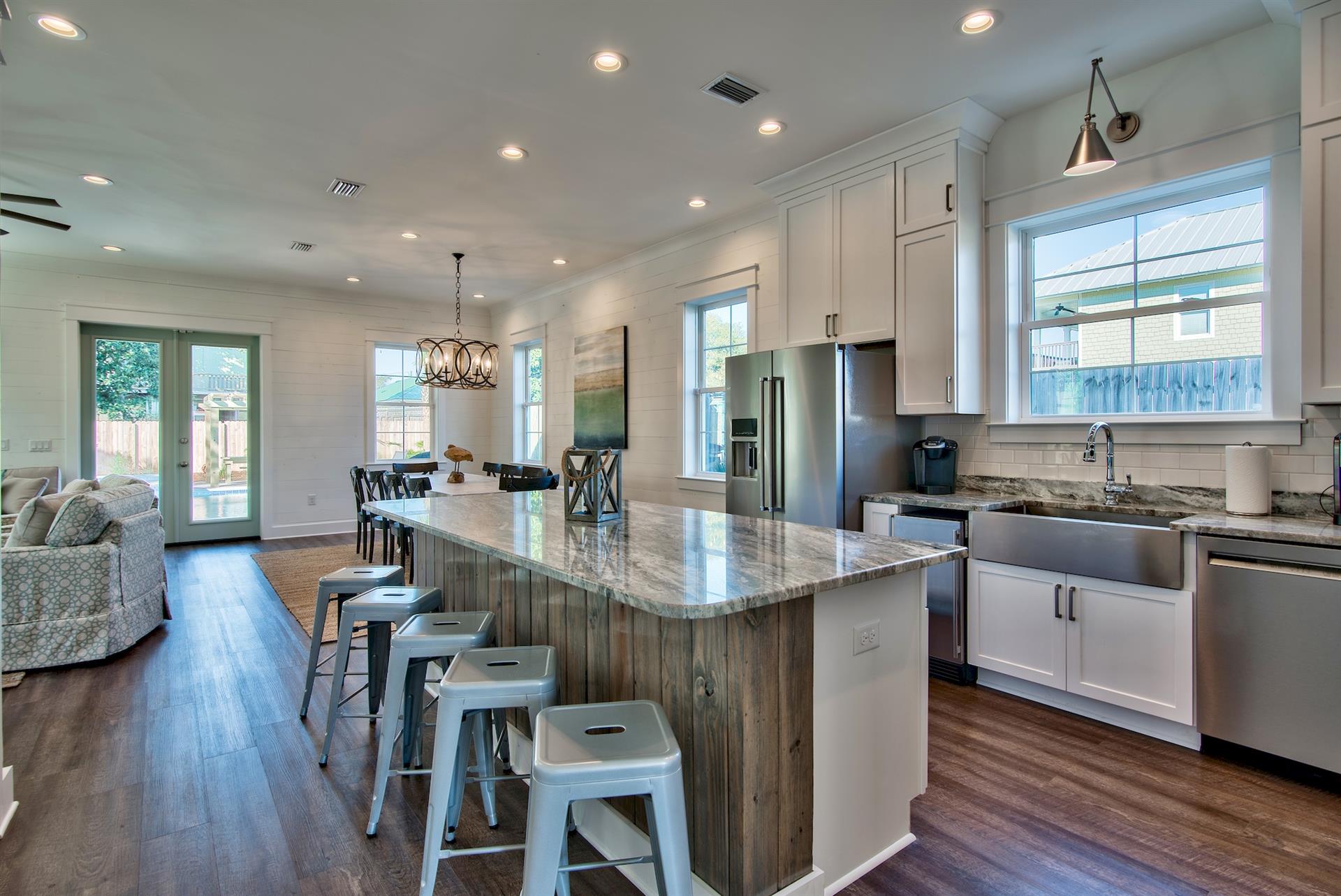 Large Open Kitchen w Bar Seating for 5, All Stainless Steel Appliances