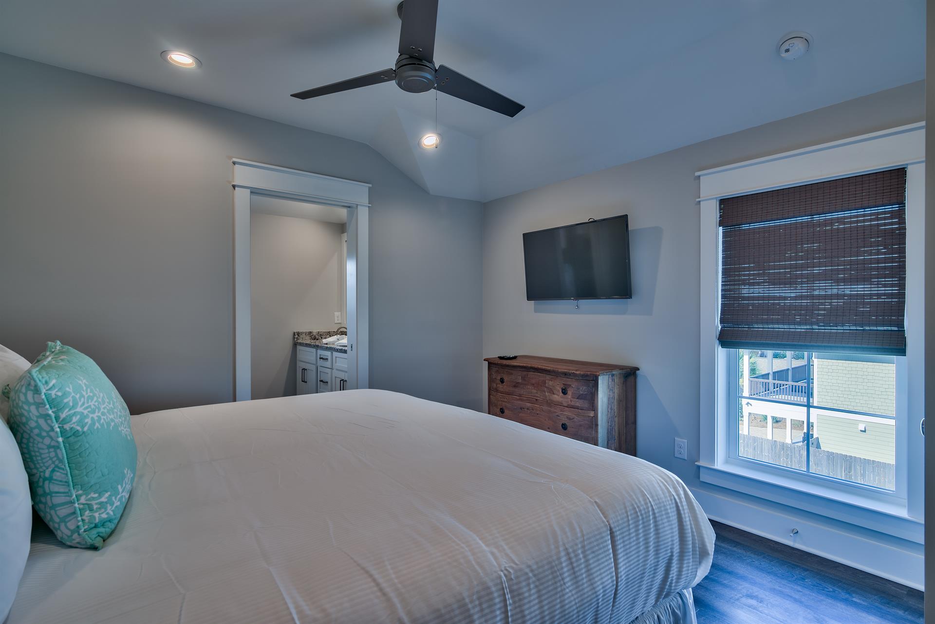 3rd Floor Queen Bedroom w Private Bathroom Walk In Shower