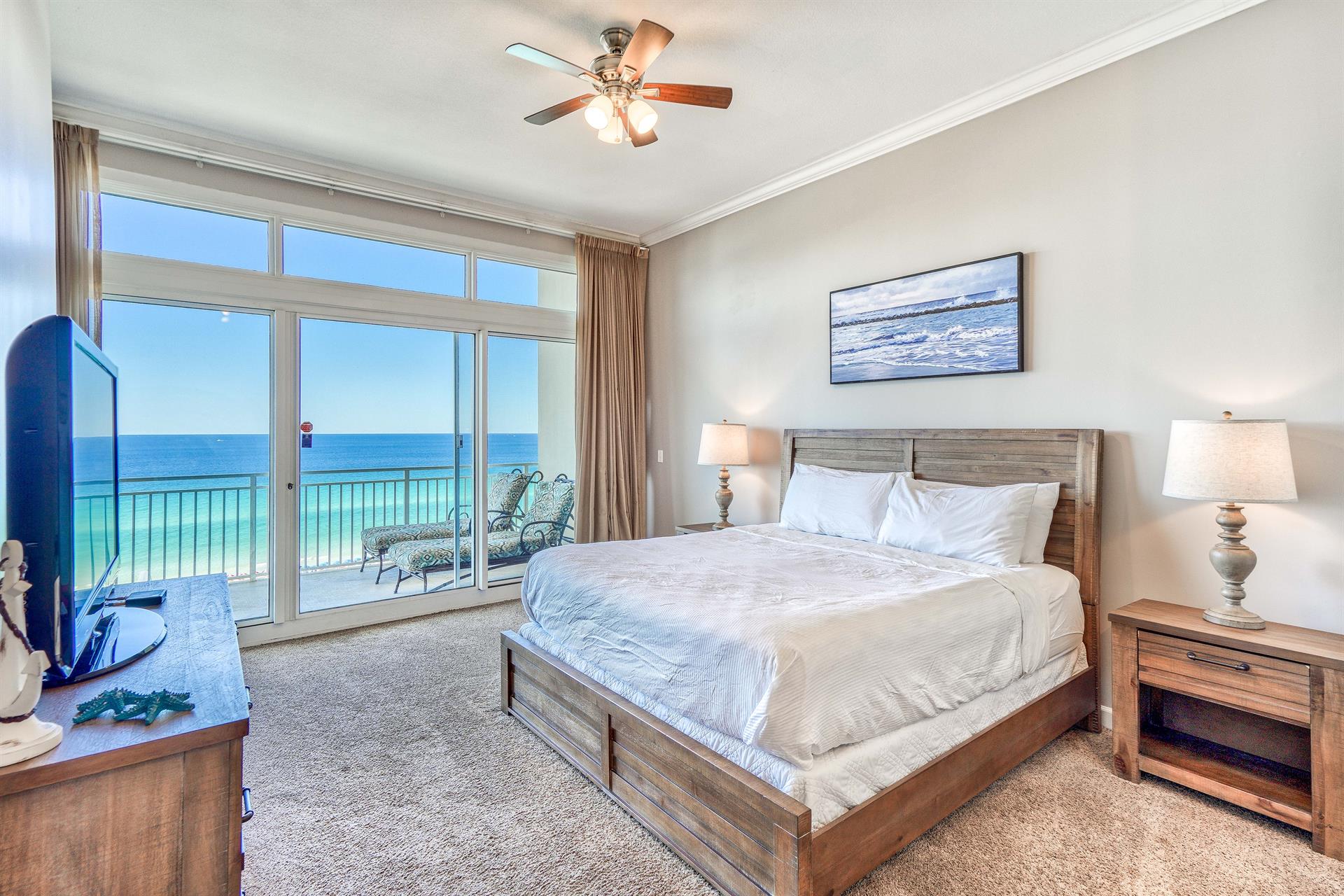 King Master Bedroom with Balcony Access, Private Bathroom