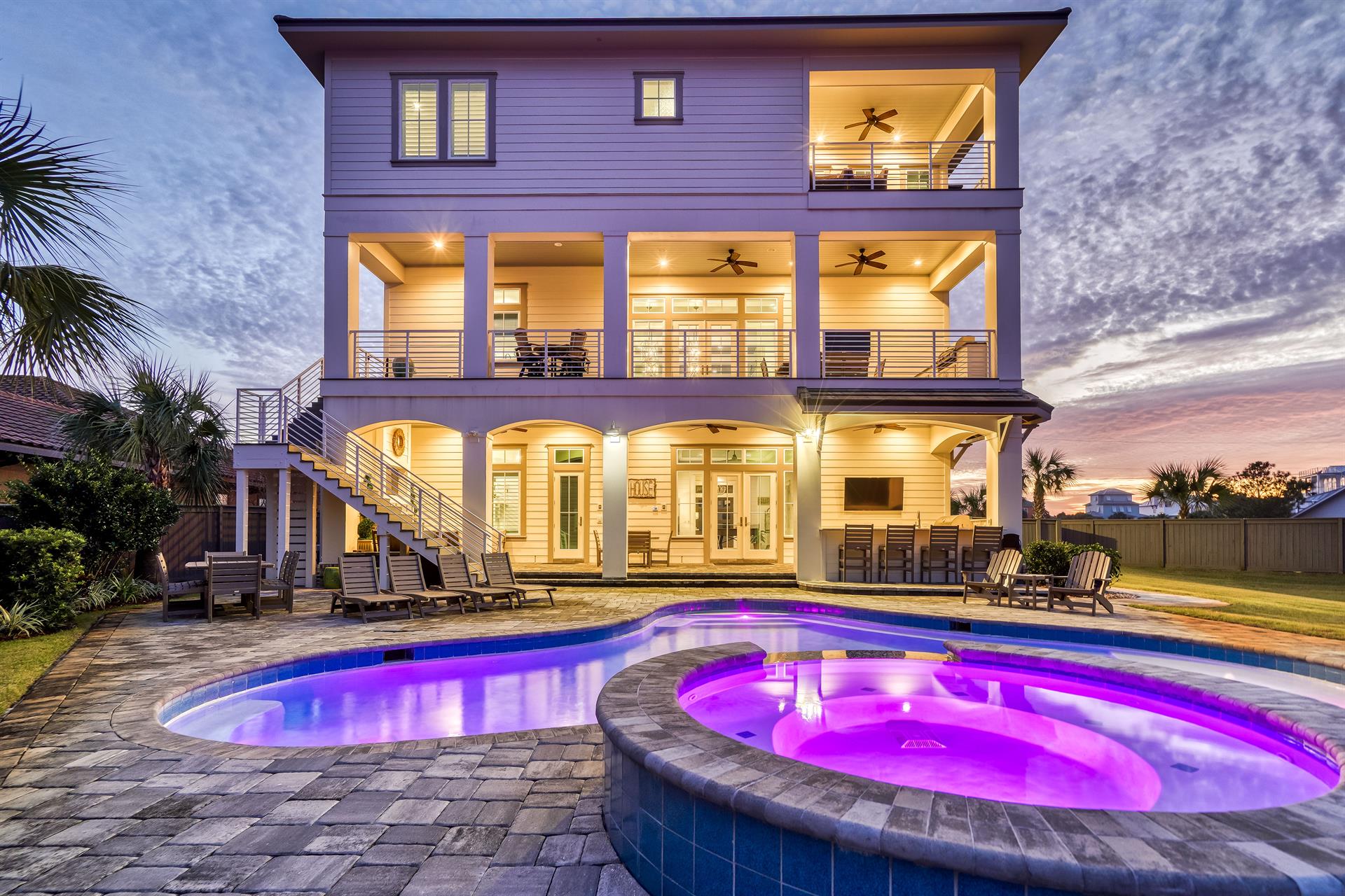 Welcome to the Luxurious Glam Clam