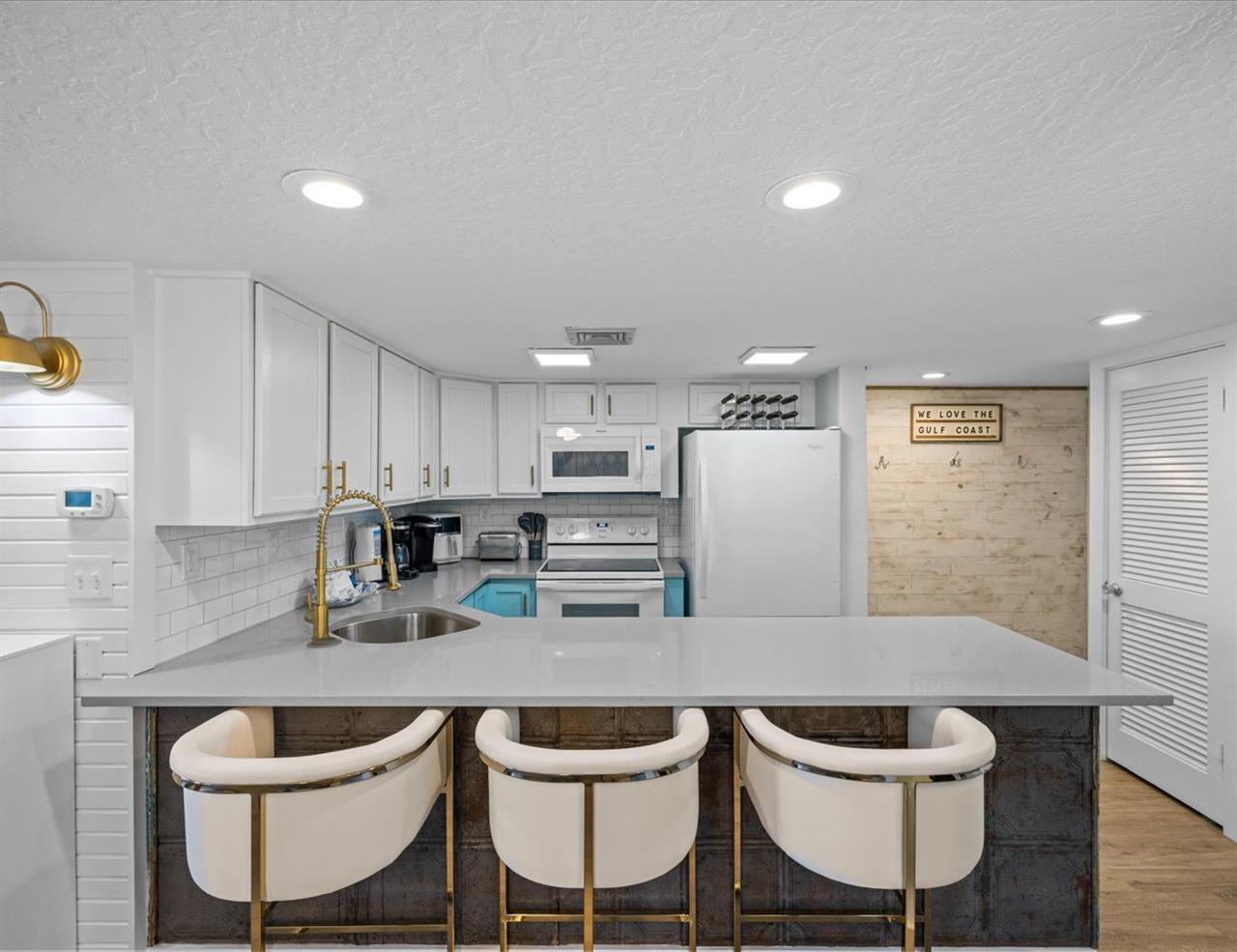 HSRC 321 Breakfast Bar Kitchen