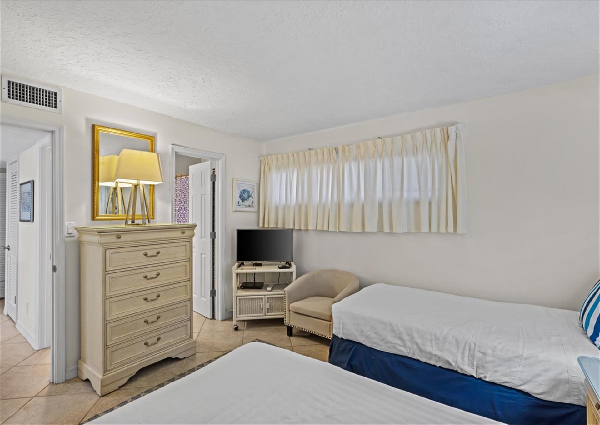 HSRC 702 Second Bedroom With Twin Beds And En Suite