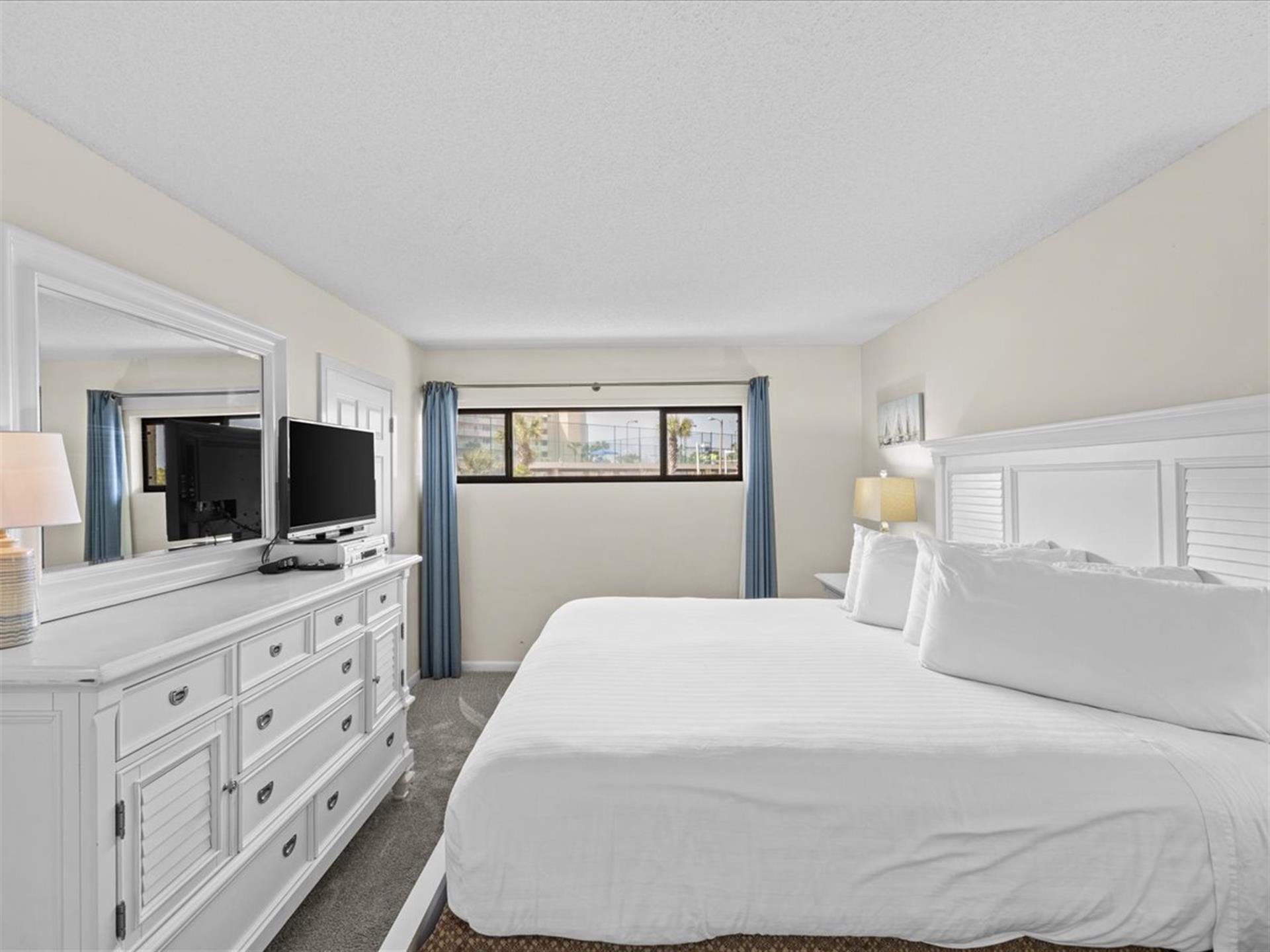 HSRC 106 Bedroom With King Bed