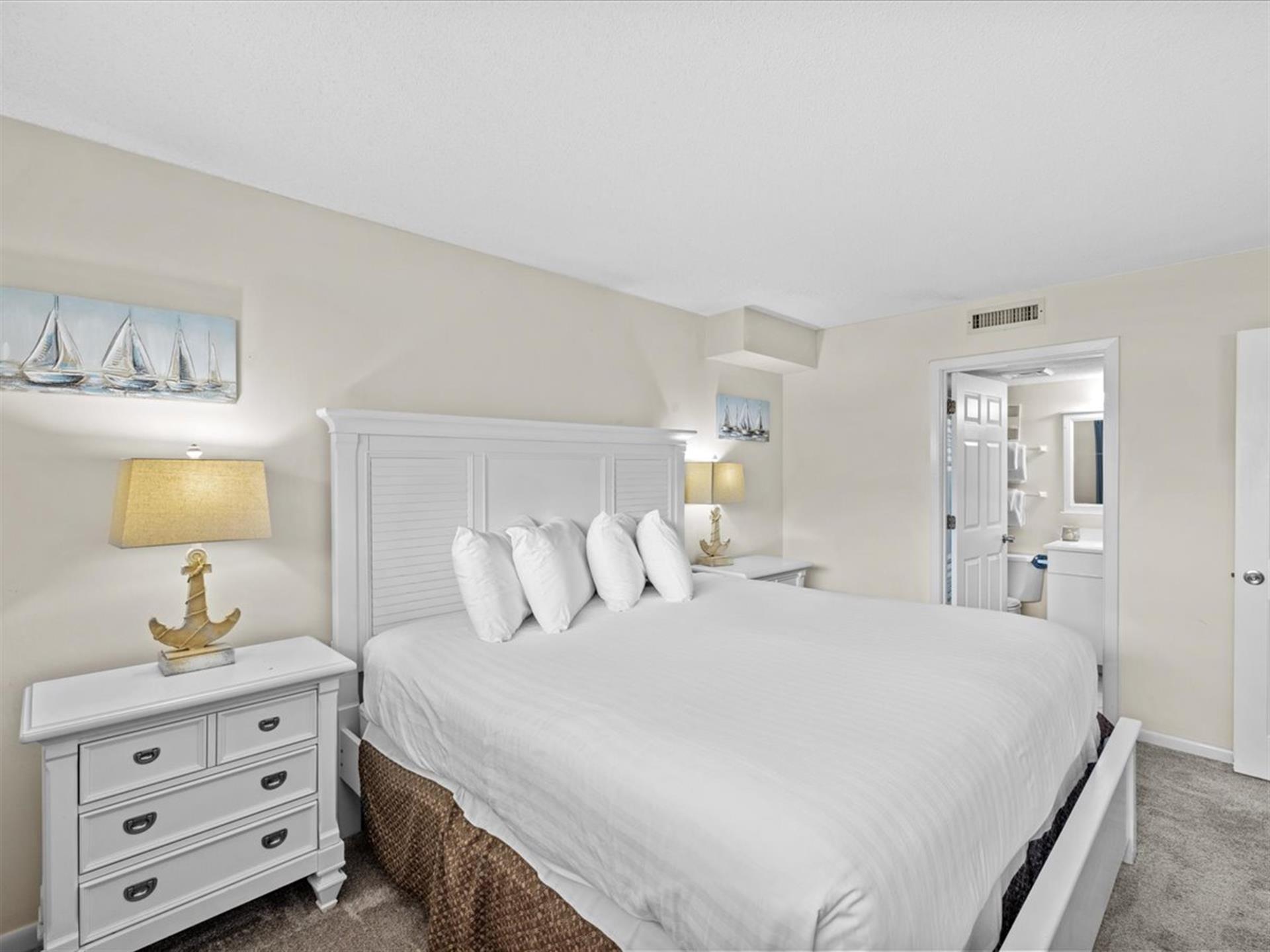 HSRC 106 Bedroom With King Bed And En suite