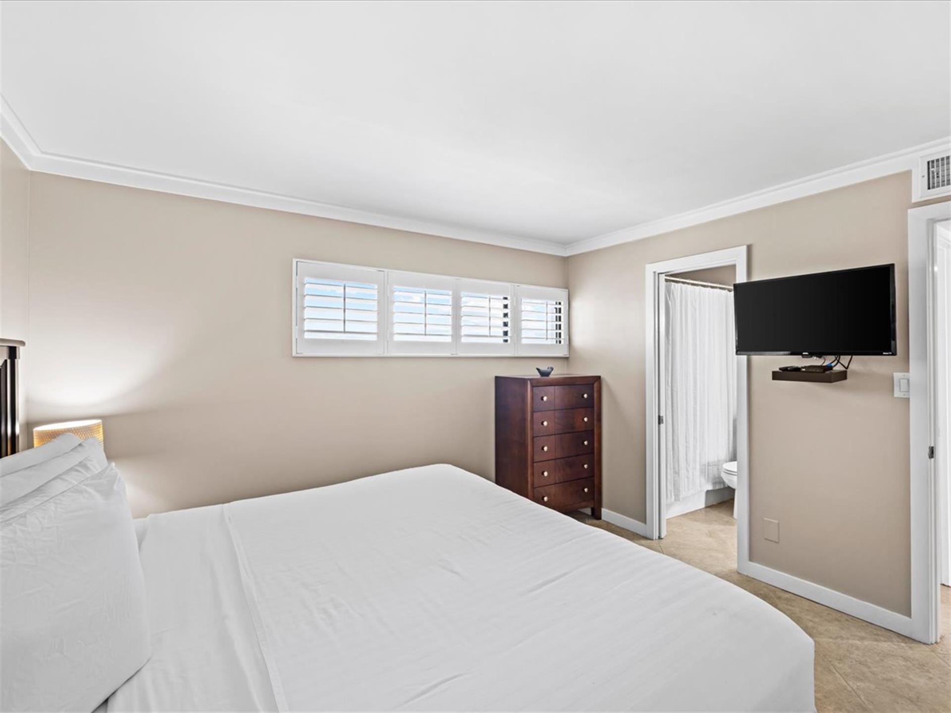 HSRC 301 Second Bedroom With King Bed And En Suite