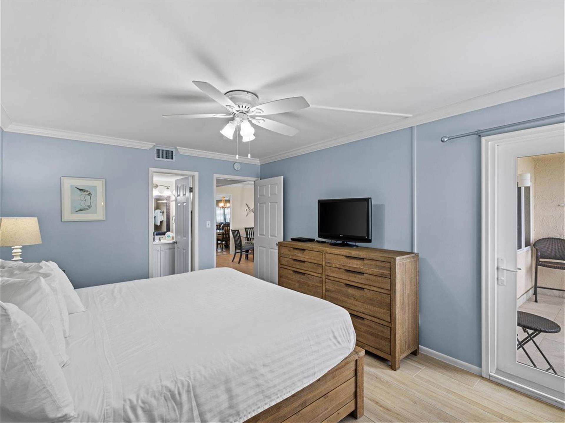 HSRC 208 Master Bedroom With King Bed And En Suite